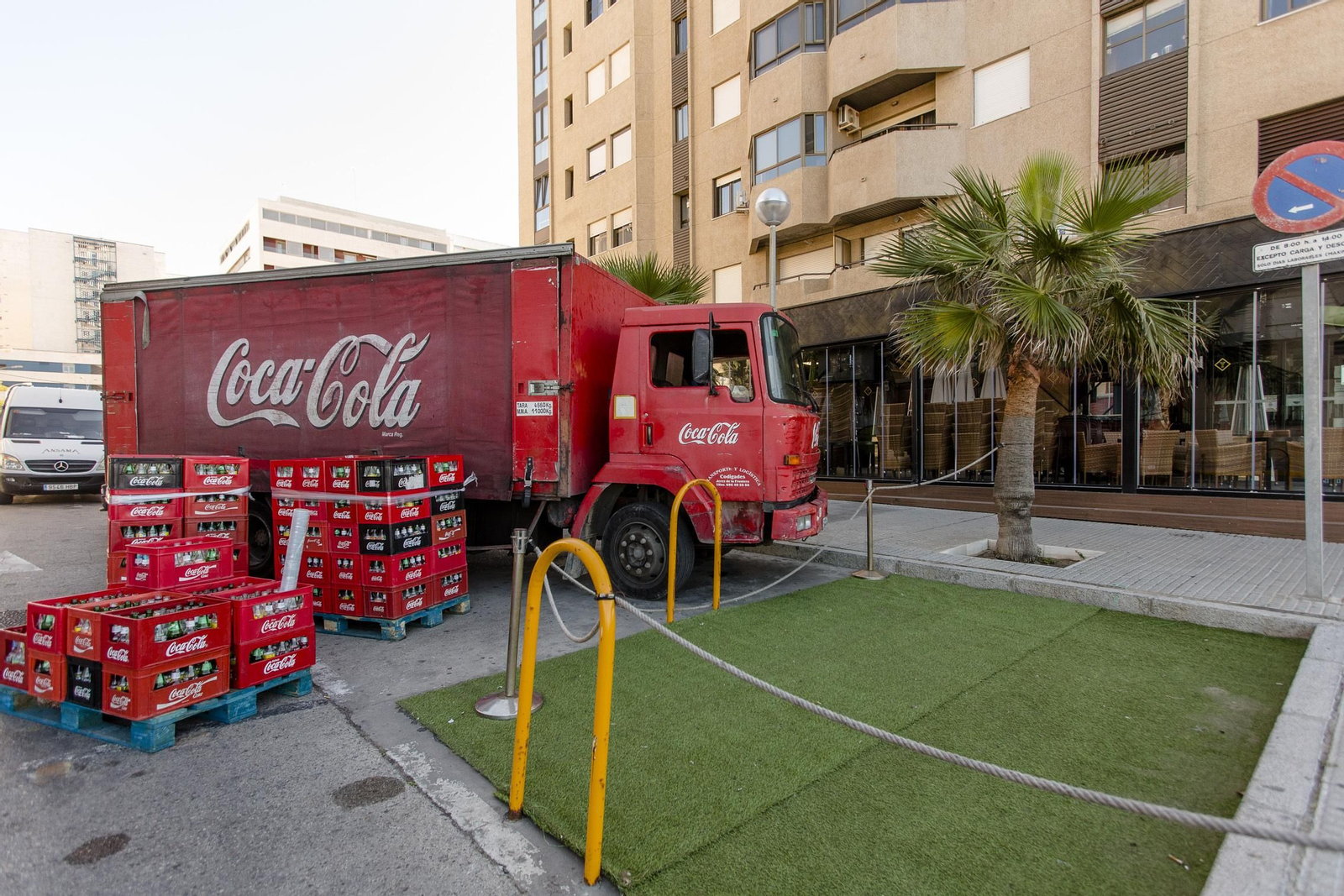 Parte de una zona de carga y descarga ocupada por la terraza de un bar en la calle Doctor Fleming.