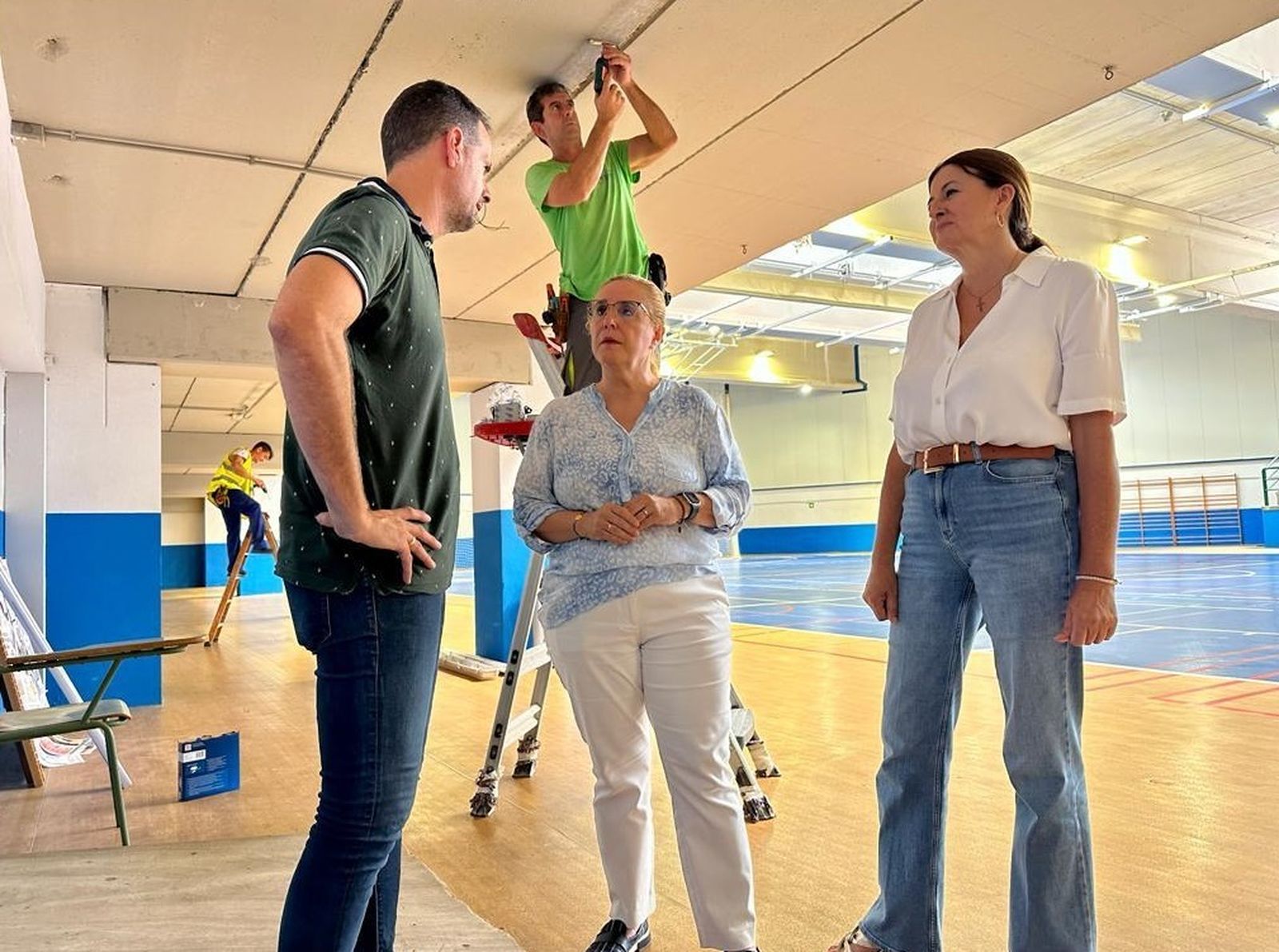 La visita institucional a los trabajos de sustitución de las nuevas luminarias.