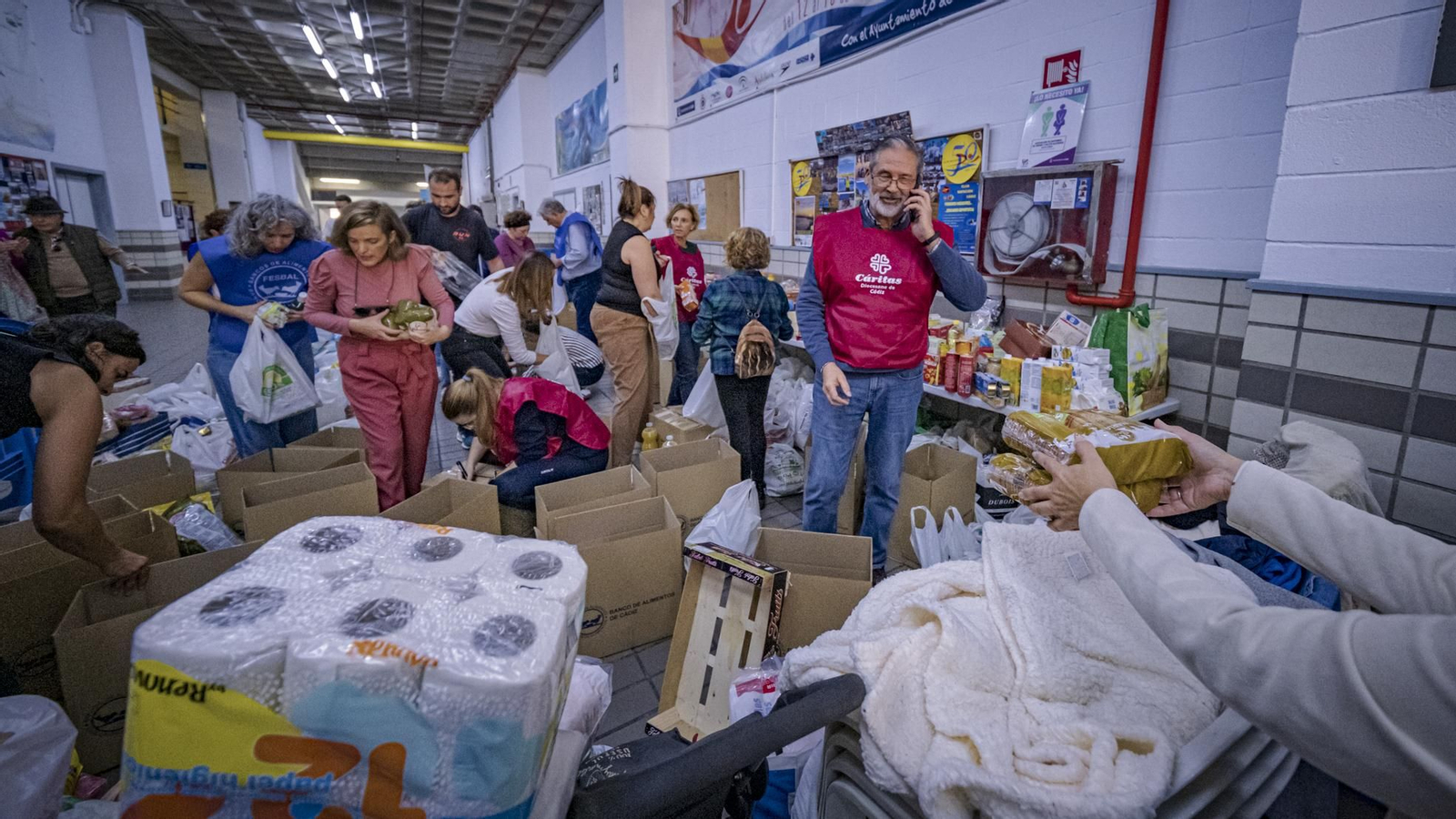Las imágenes de la recogida de alimentos en Cádiz en solidaridad con Valencia por los efectos de la DANA
