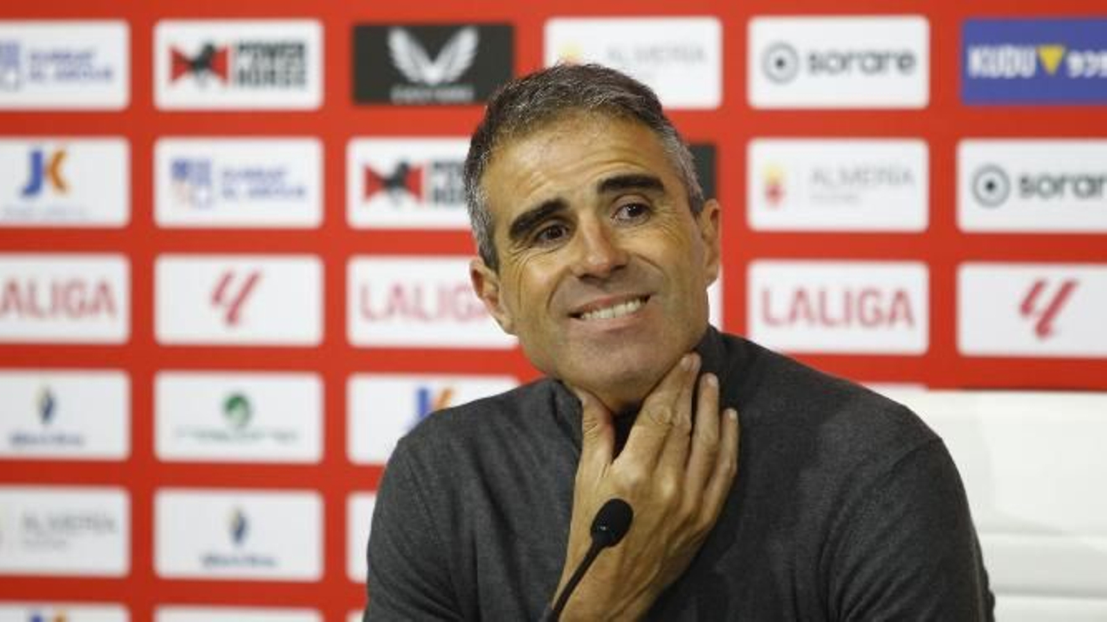 Garitano escucha una pregunta en la sala de prensa del Power Horse Stadium.