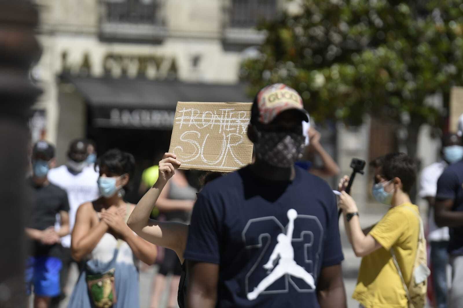 "Ningún ser humano en ilegal": fotos de la manifestación contra el racismo en Granada