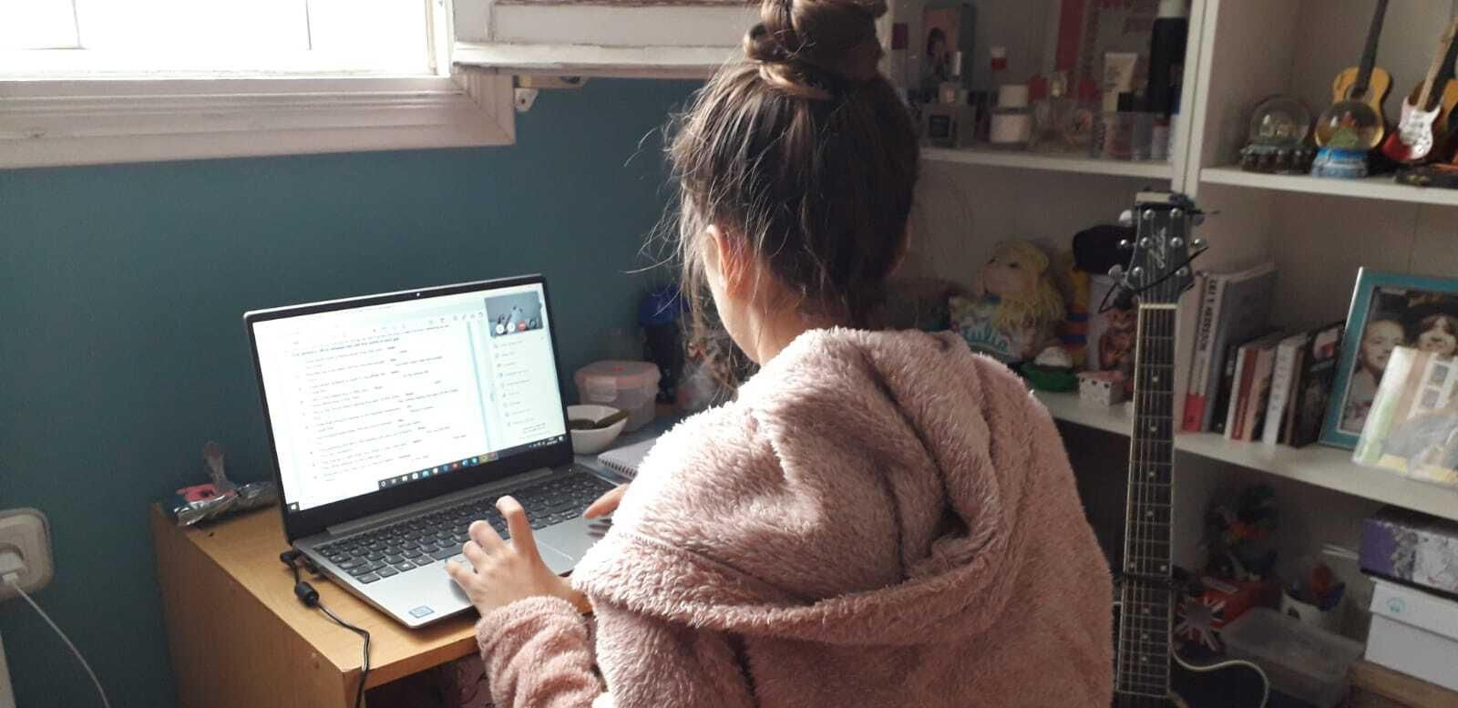 Una alumna de la academia de idiomas Nova siguiendo las clases de manera online.