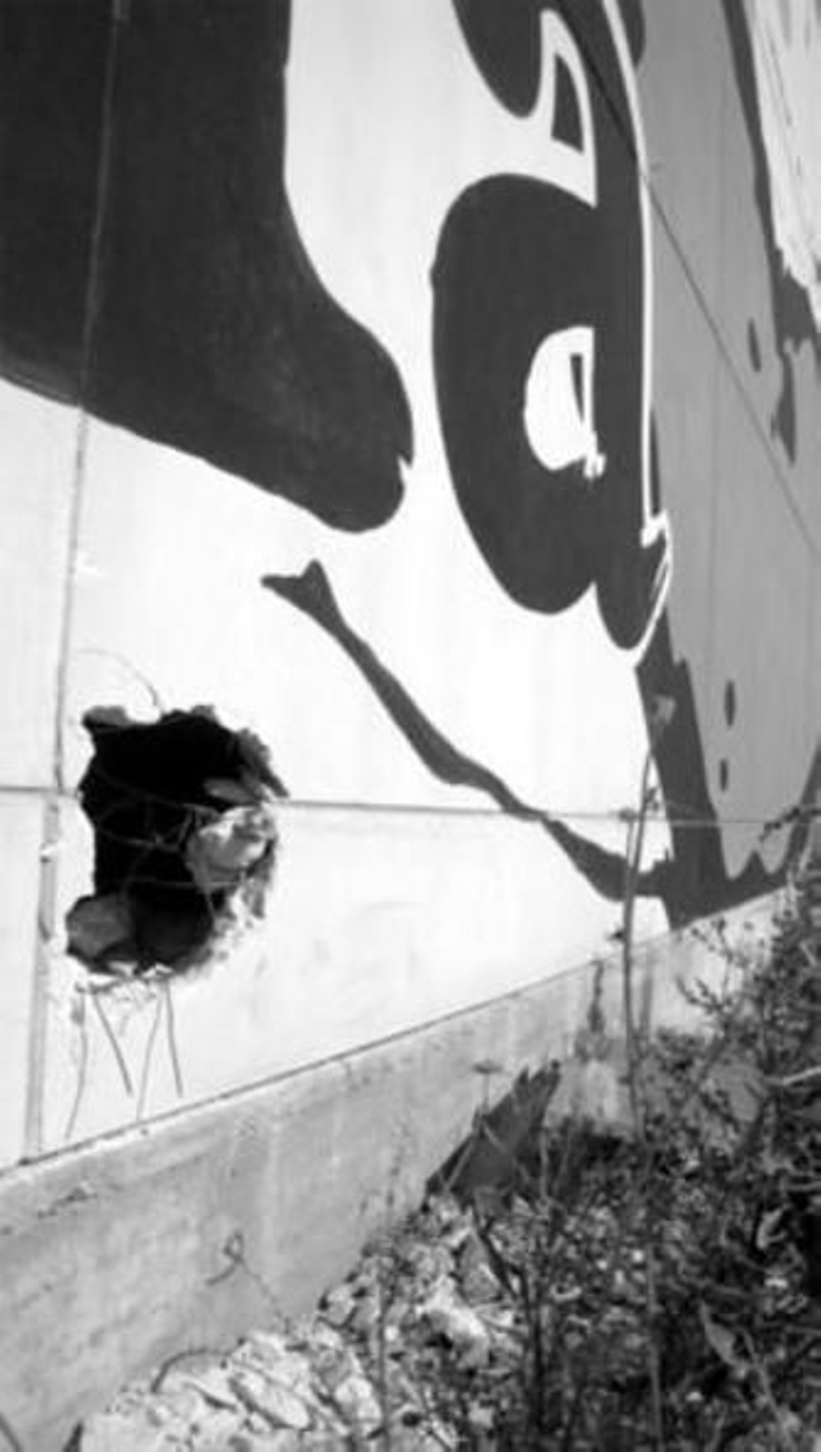 Imagen de un butrón realizado en uno de los robos en la nave.