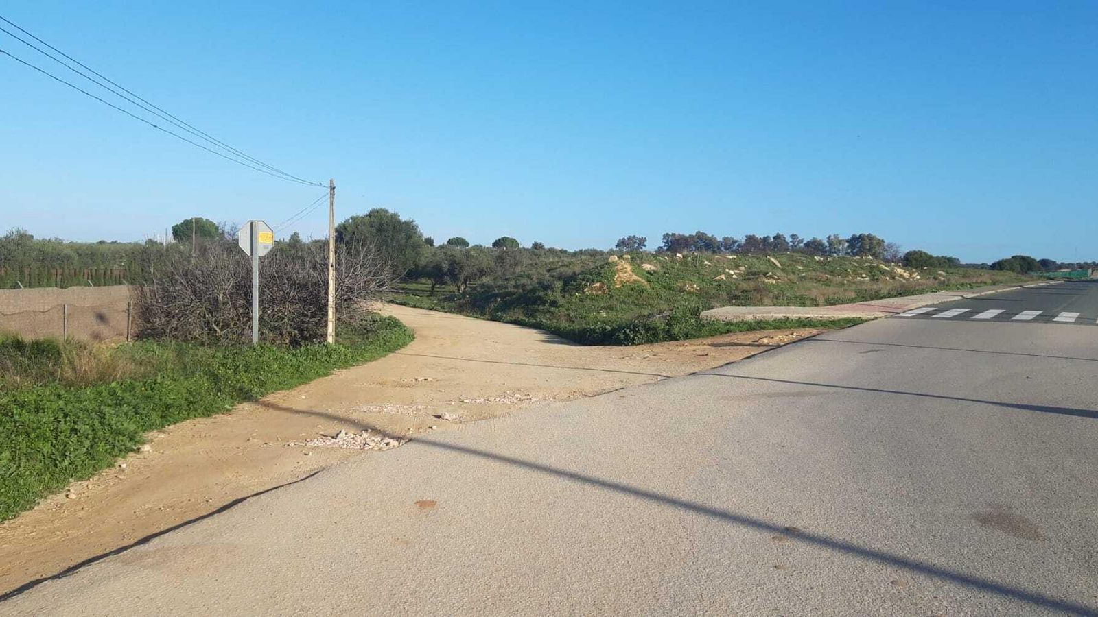 El camino empieza a la izquierda.