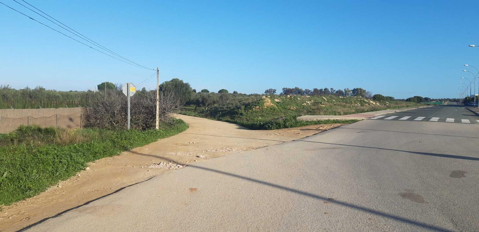 El camino empieza a la izquierda.