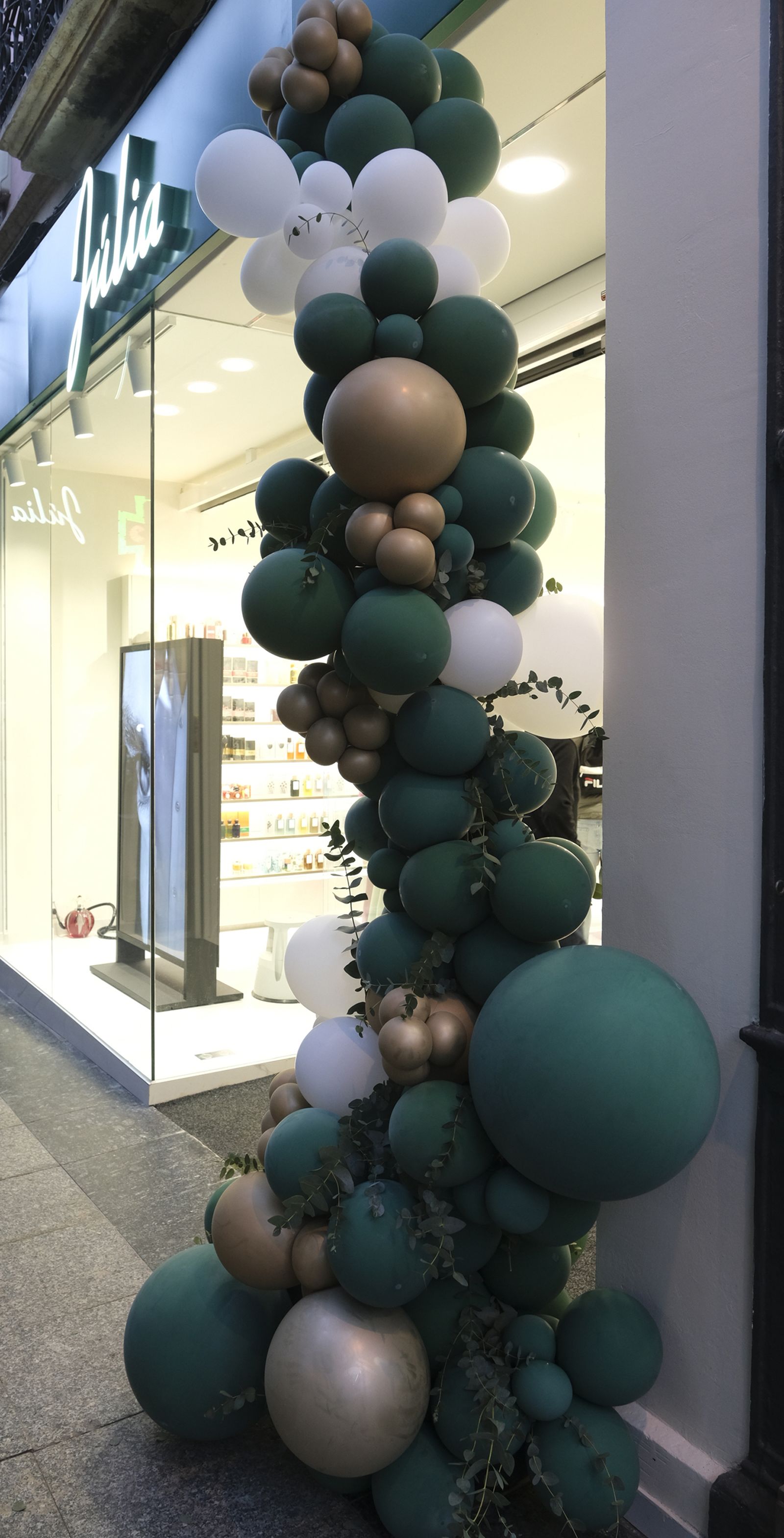 Perfumería Júlia abre de nuevo sus puertas, en Almería