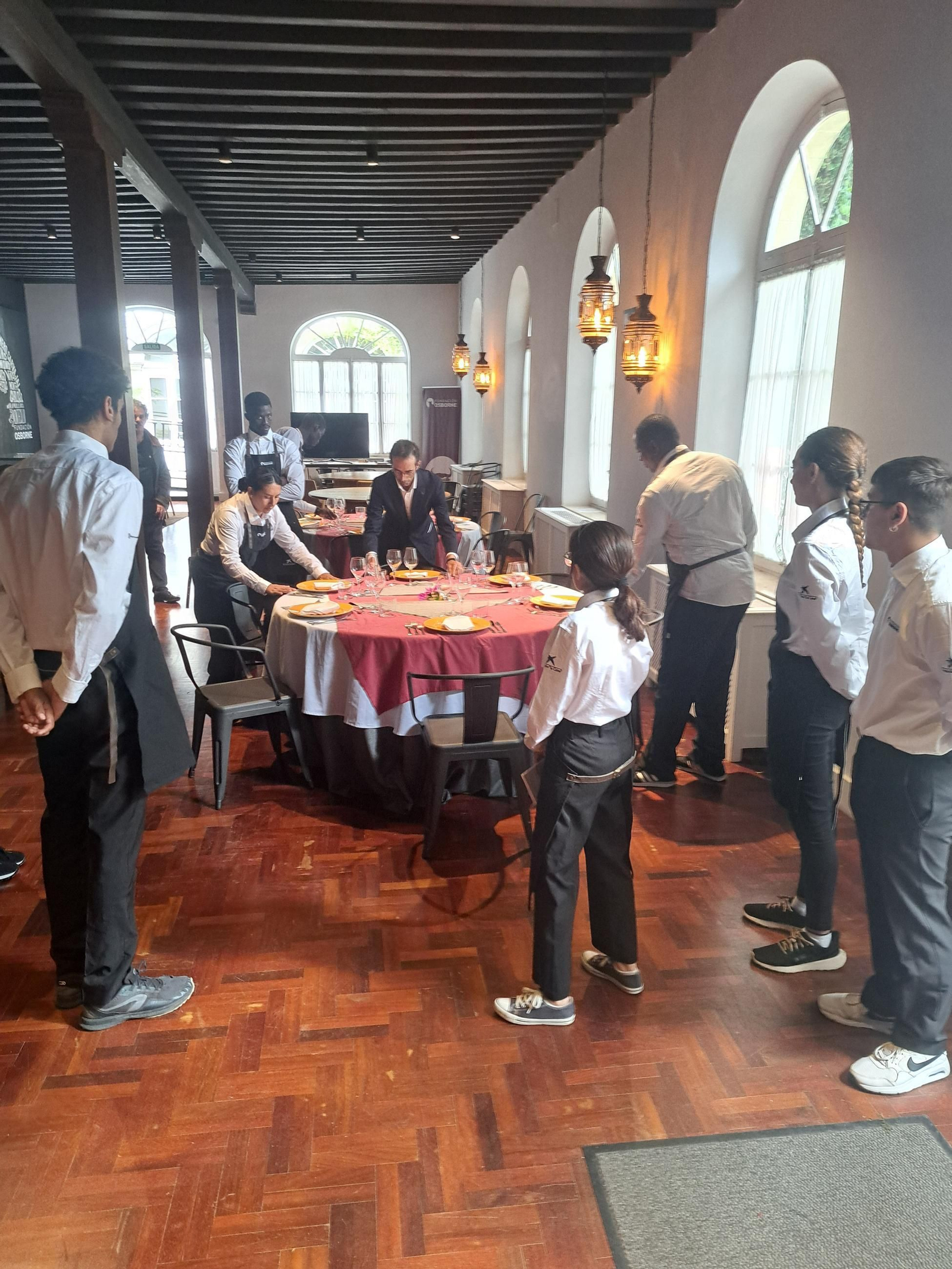 Alumnos de la Escuela Gastro, en unas prácticas de sala.