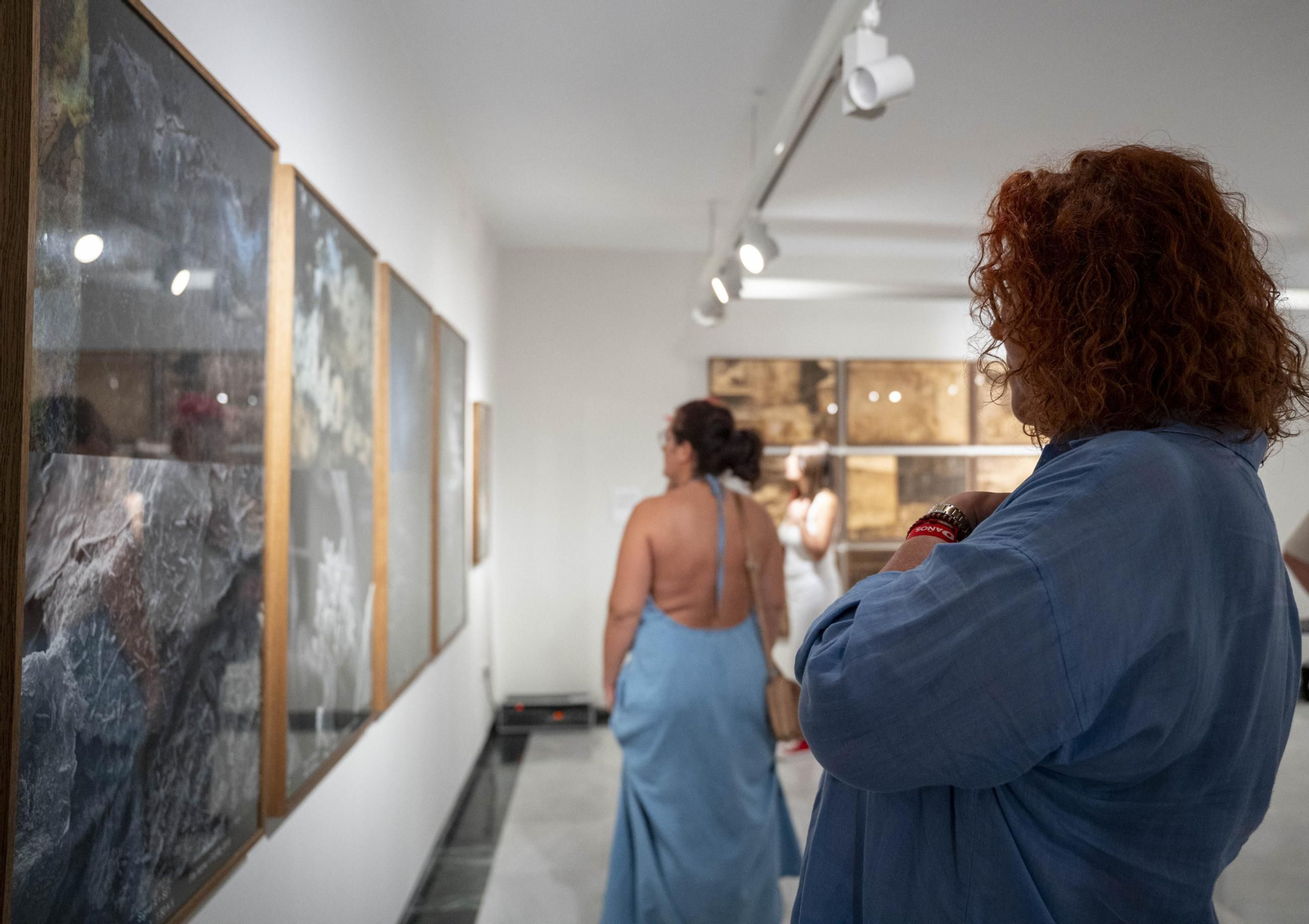 El comisario Sema D'Acosta y el artista Joan Fontcuberta presentan la exposición Háptica de la Fundación Unicaja