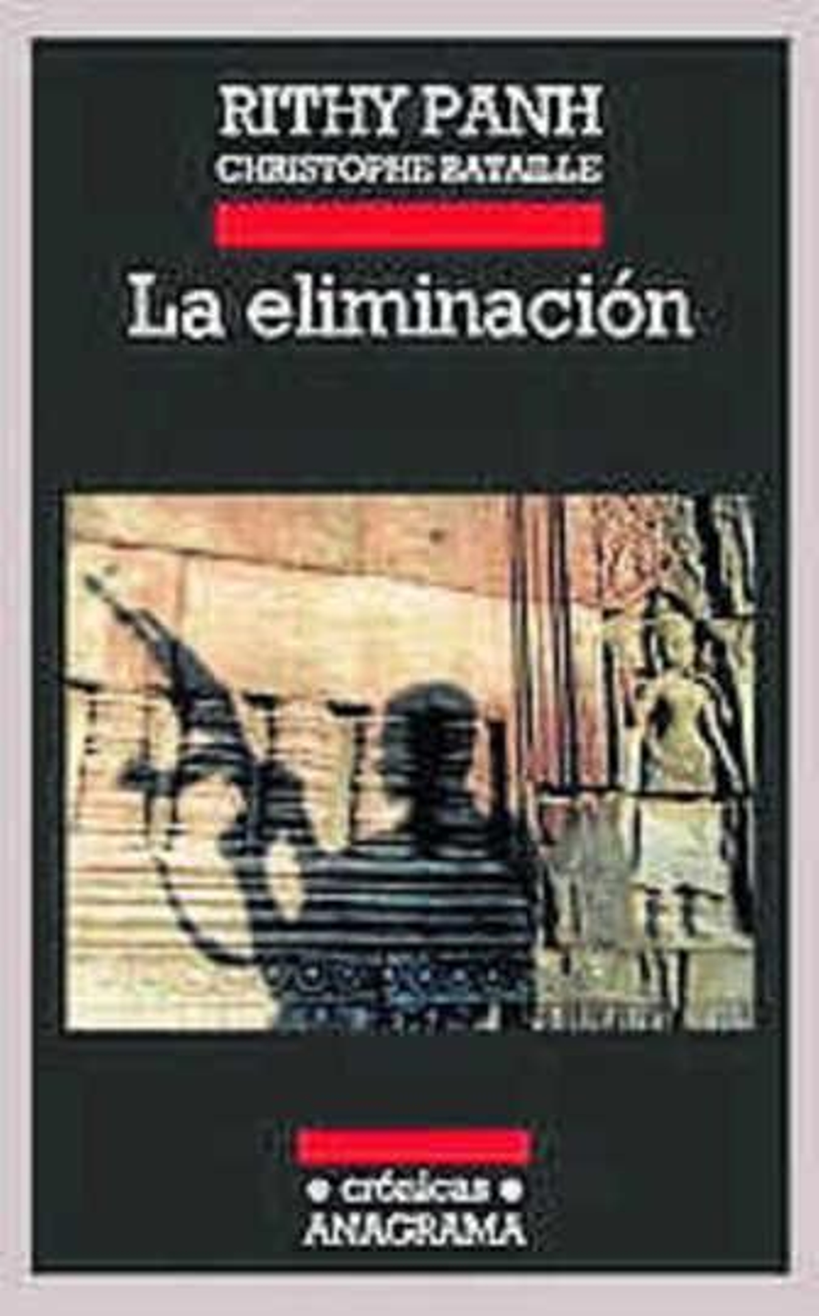 Sobre estas líneas, una imagen del filme 'Duch, le maître des forges de l'enfer'; abajo (a la izquierda, agachado), el cineasta y escritor Rithy Panh, durante el rodaje del documental 'S21, la máquina matar de los jemeres rojos'.