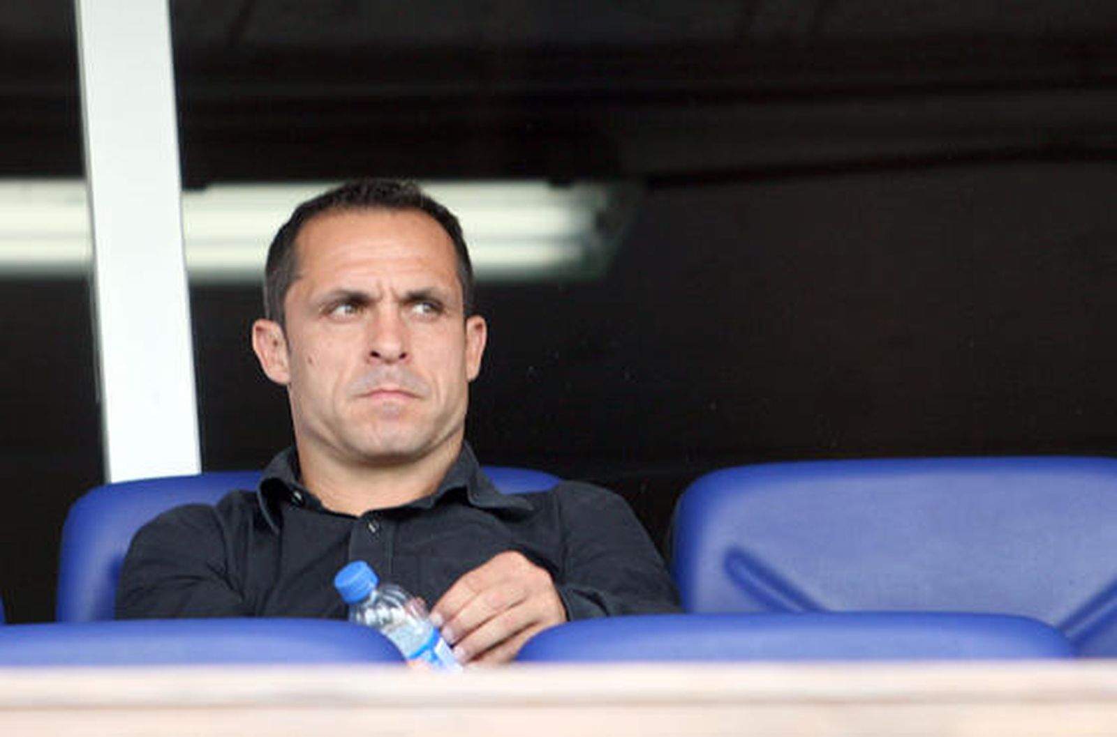 Sergi Barjuán, nuevo técnico del equipo, en la grada.

Foto: Josue Correa
