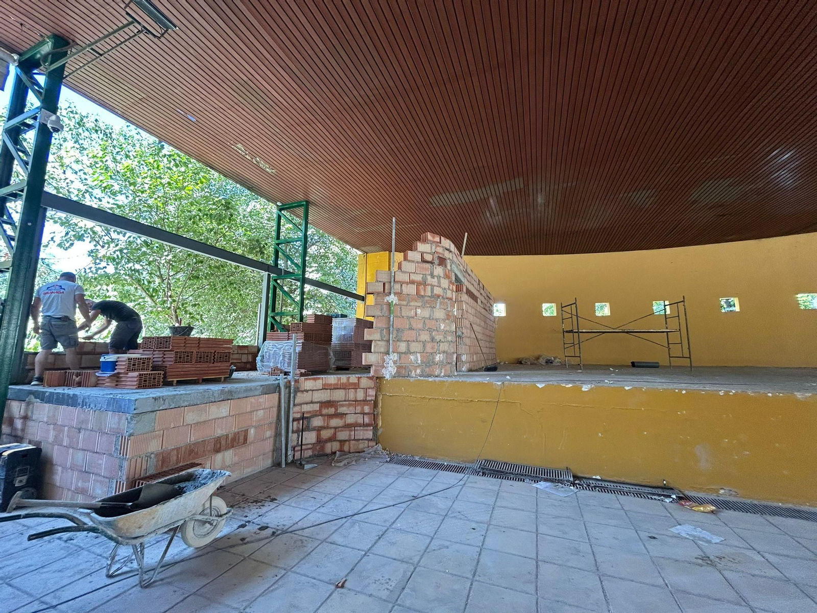 Obras en los camerinos de la Caseta Municipal de Baena.