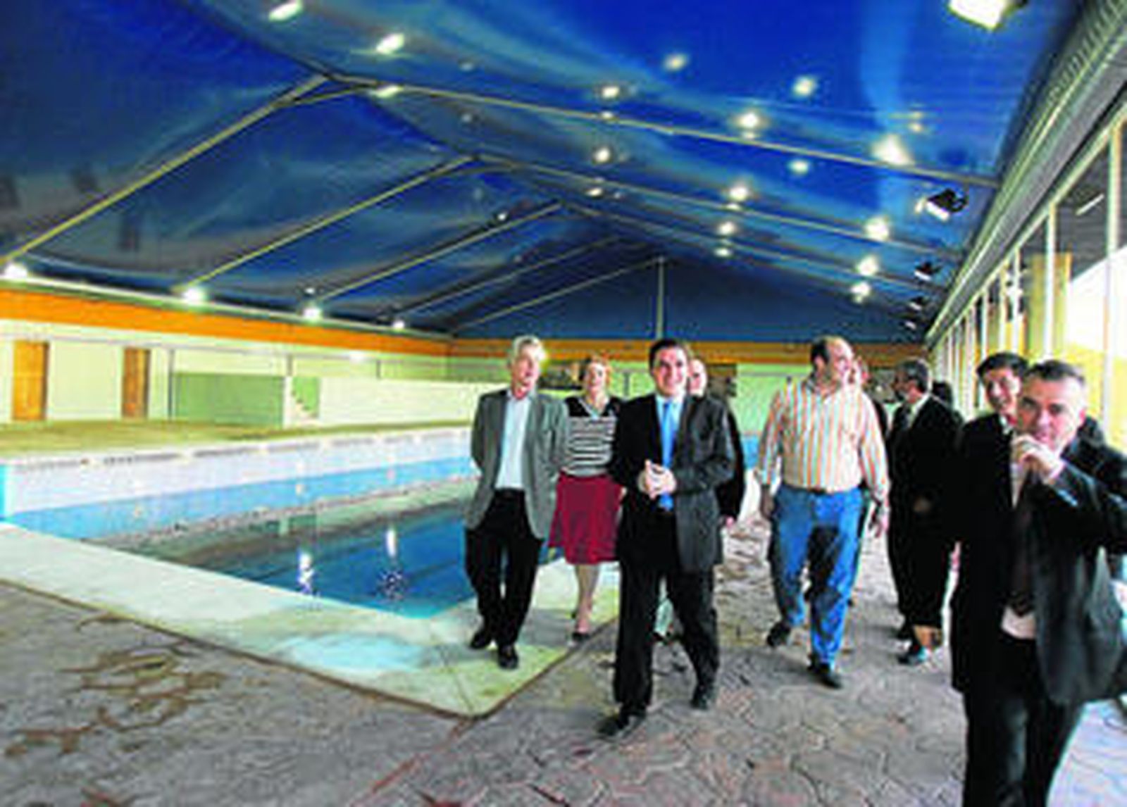 Imagen de archivo de la apertura de la piscina de Campanillas con la cubierta.