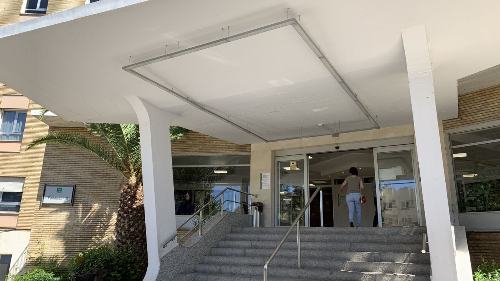 La puerta del pabellón B del Regional, que se cerró por la pandemia, ya se ha reabierto.