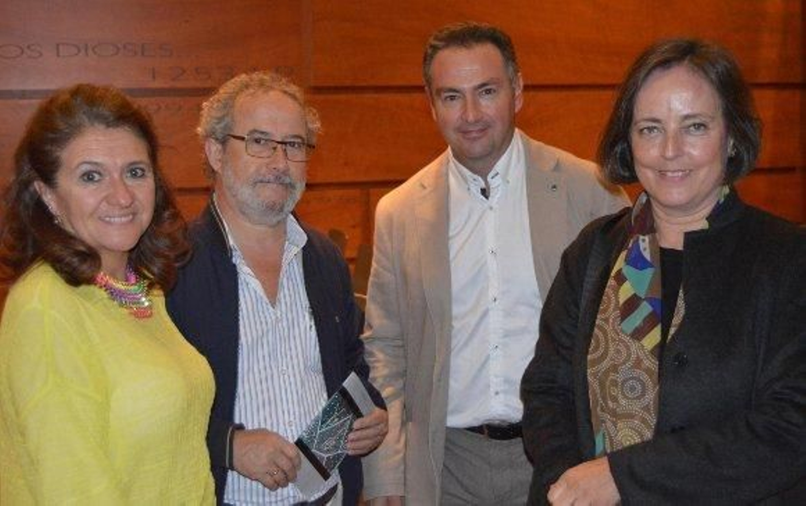 Montse de la Riba, José María Esteban, Francisco del Corral y Elena García de Paredes, tras finalizar la conferencia 'Arquitectura para la Atlántida'.  Foto: Ignacio Casas de Ciria