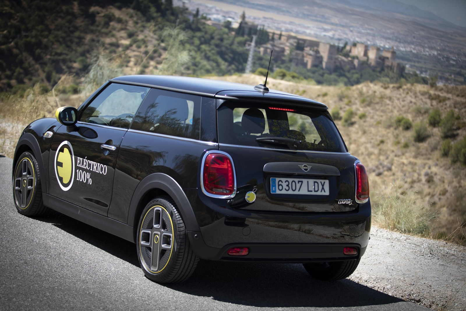 Ilbira Motor presenta el nuevo Mini Electric por las calles de Granada