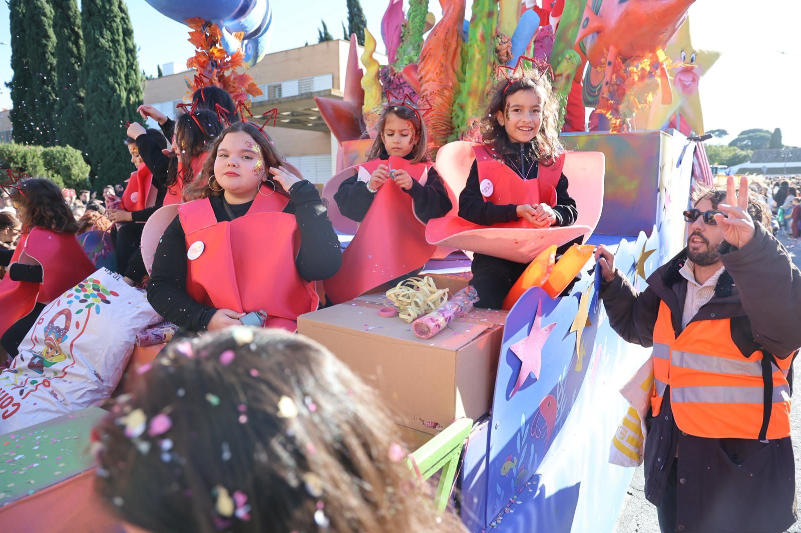 Fotografías de la salida de la Cabalgata de Reyes Magos de Huelva este 2026 por las calles de la ciudad