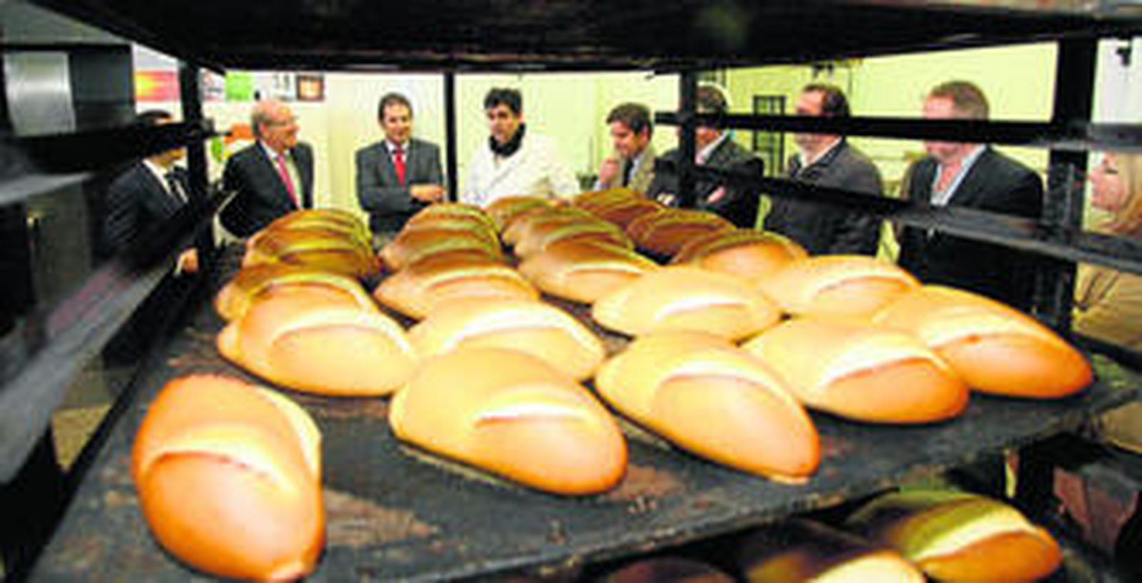 1. El pan horneado con el calentador de biomasa. Al fondo, el alcalde de Huelva, Pedro Rodríguez; el gerente de Almasol, Damián Vidal, y el propietario de Rechi-Pan, Rafael Bayo. 2. Pellet. 3. Quemador de biomasa. 4 Rafael Bayo, junto al horno  5. Pedro Rodríguez, el diputado provincial Juan Serrato y el director general de Almasol, Álvaro Carot.