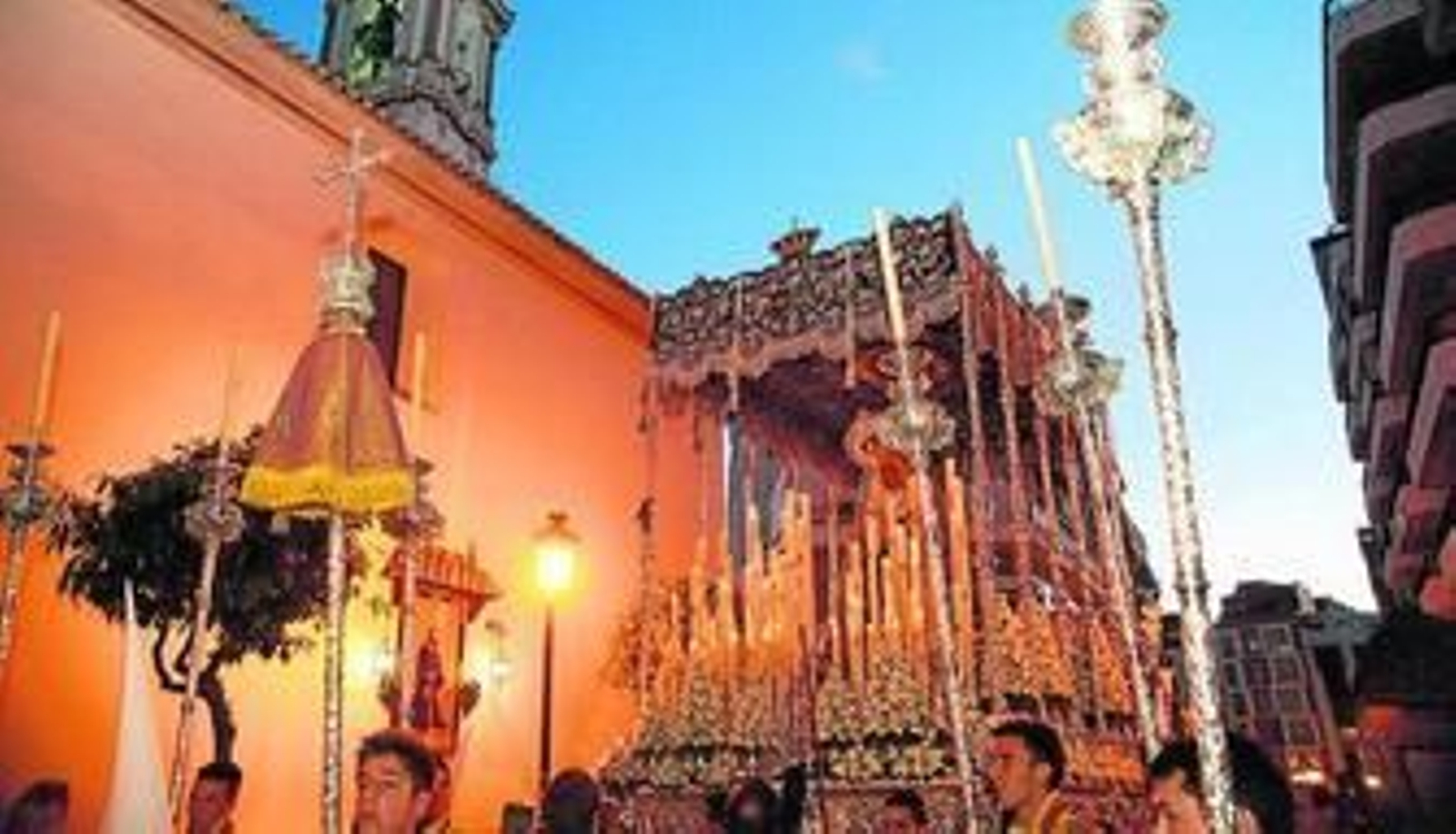 El palio de Los Dolores lució un innovador exorno floral blanco y estrenó las bambalinas delanteras.