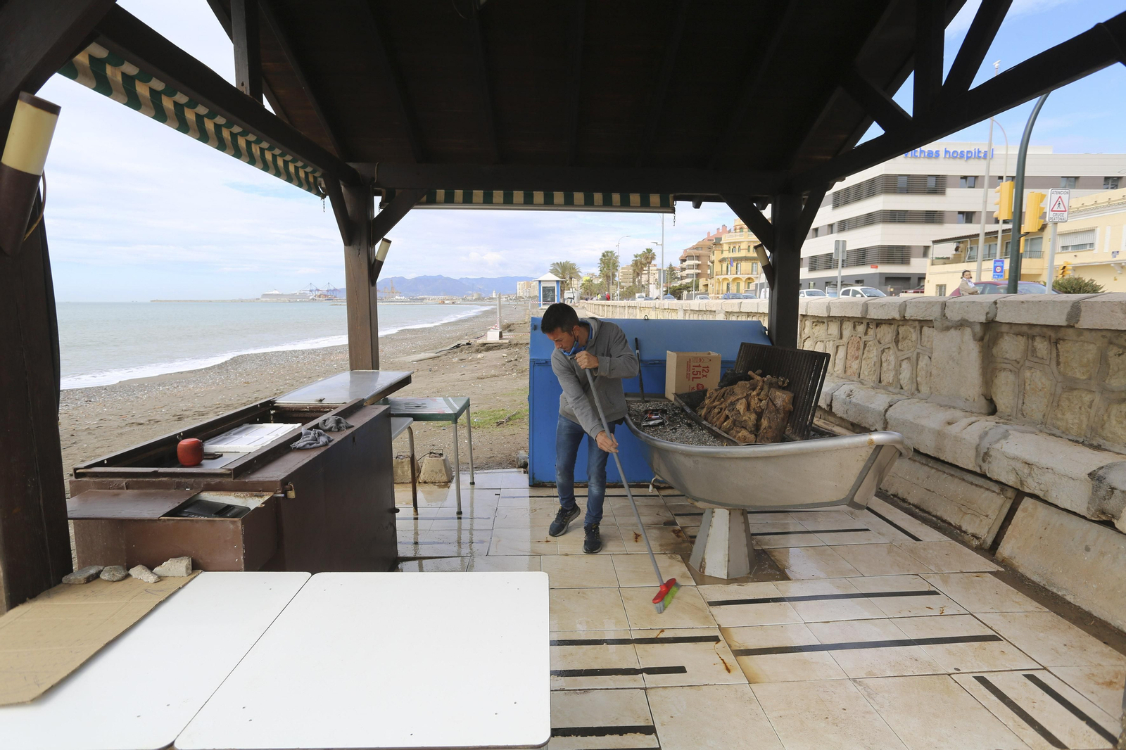 Las fotos de los trabajos en los paseos marítimos y chiringuitos de Málaga para paliar los efectos del temporal