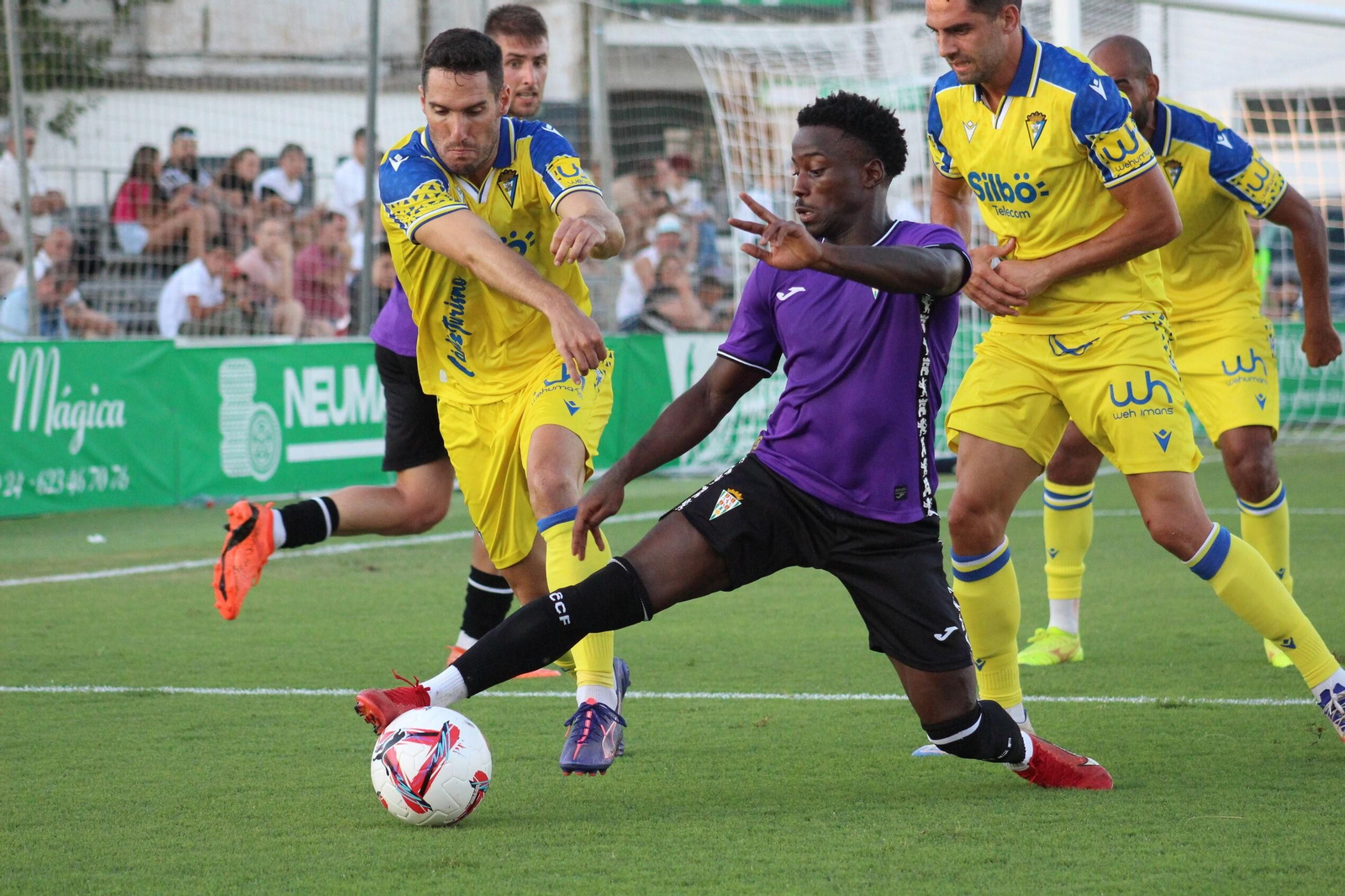 Adilson Mendes es presionado por la zaga del Cádiz.