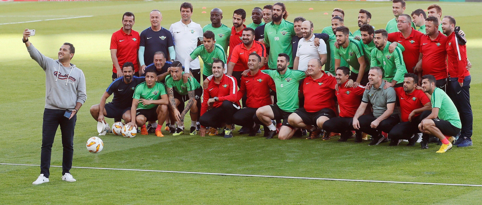 La plantilla del Akhisar se hace una foto para la historia en el Ramón Sánchez-Pizjuán.