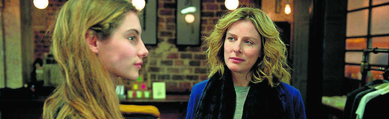 Karin Viard (derecha) da vida en 'Algo celosa' a una profesora y madre divorciada en plena crisis.