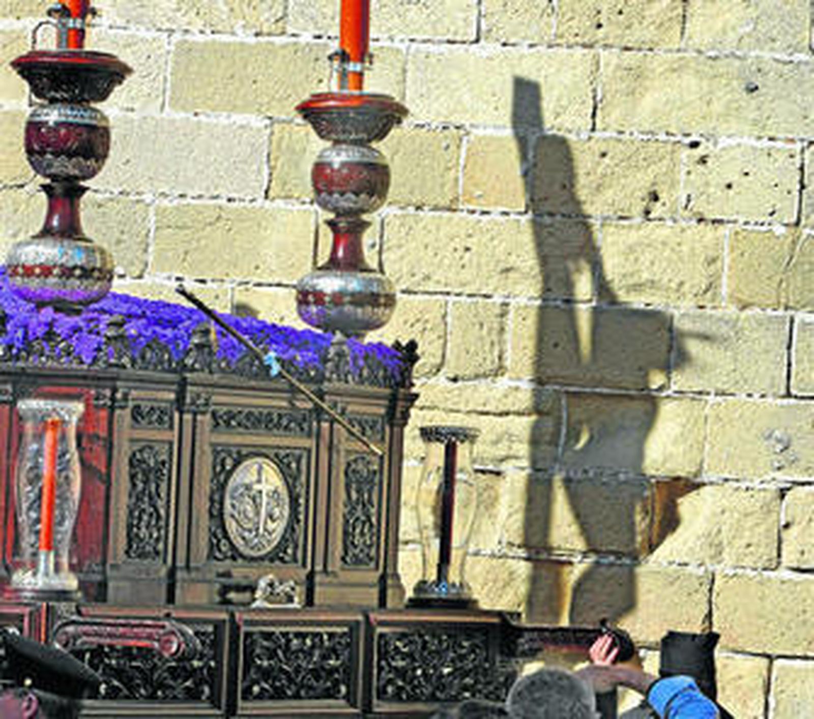 El sol proyecta la sombra del Santísimo Cristo de la Viga sobre una de las paredes de la Santa Iglesia Catedral tras su salida.