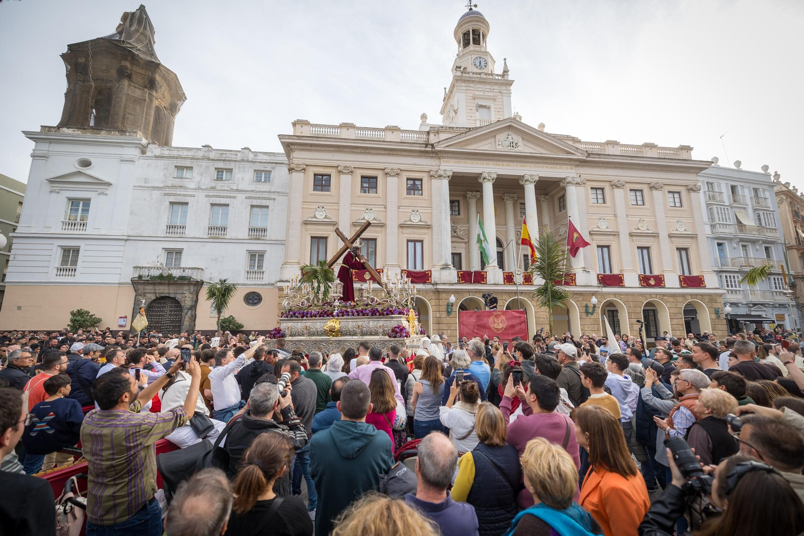Las imágenes de la salida procesional del Nazareno de la Obediencia en la Semana Santa de Cádiz 2024