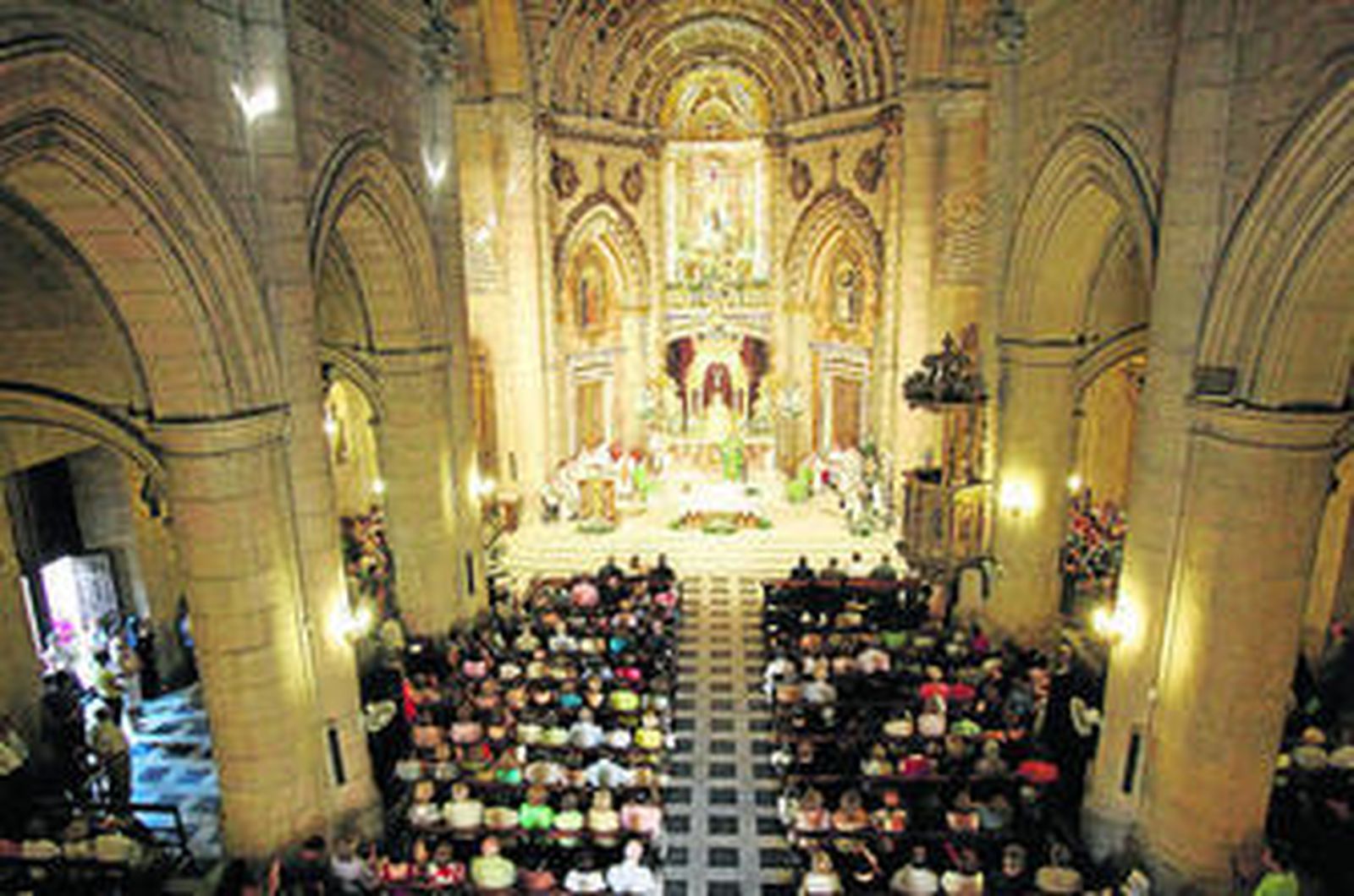 La basílica de la patrona de Almería llena de gente durante una misa.