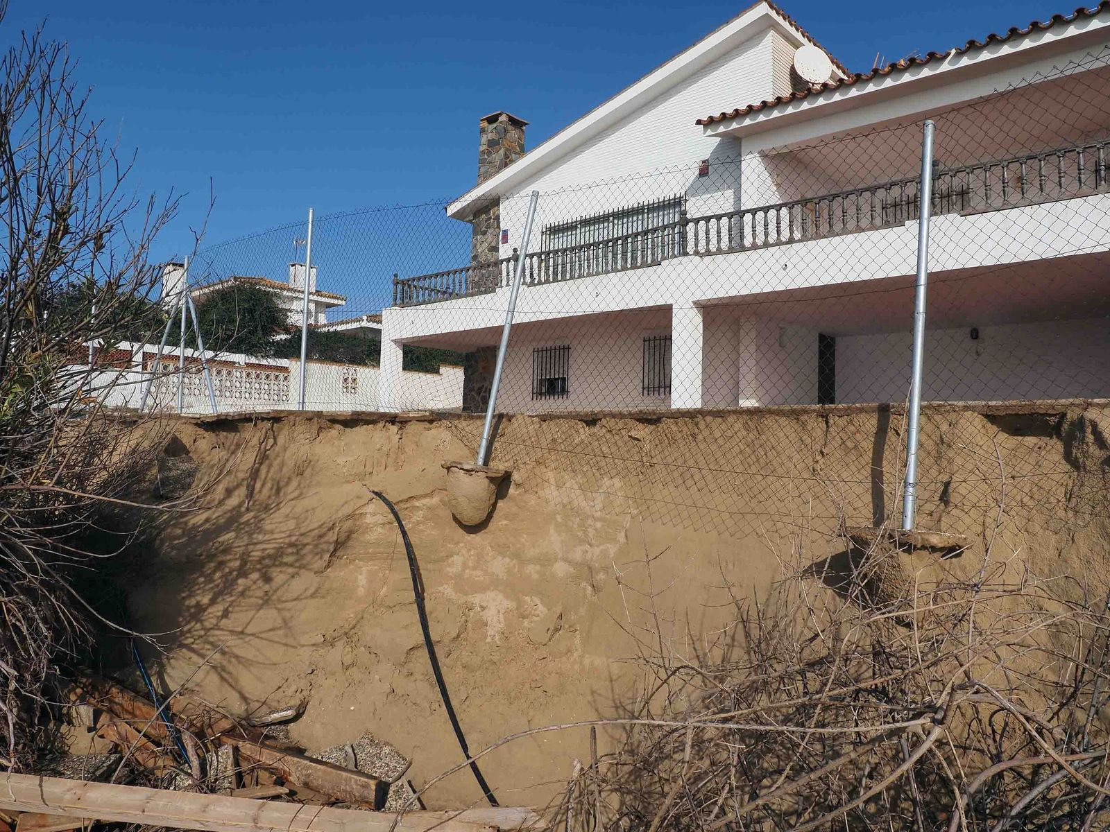 En El Portil el agua ha llegado en los últimos inviernos a las puertas de las edificaciones de los concesionarios