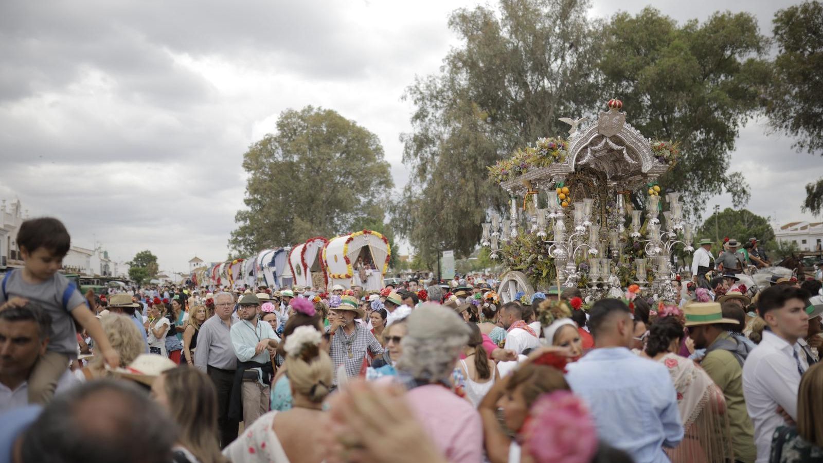 Las carretas de Triana llegan a la Plaza de Doñana, en El Rocío.