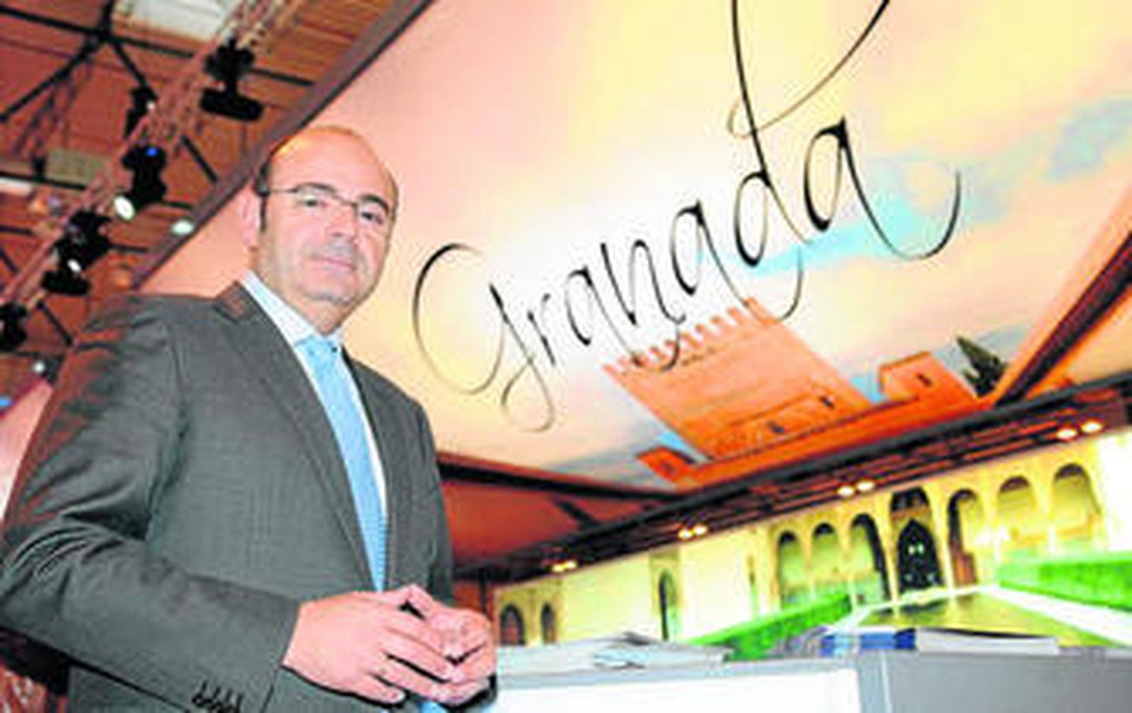 El presidente de la Diputación, frente al stand de la provincia.