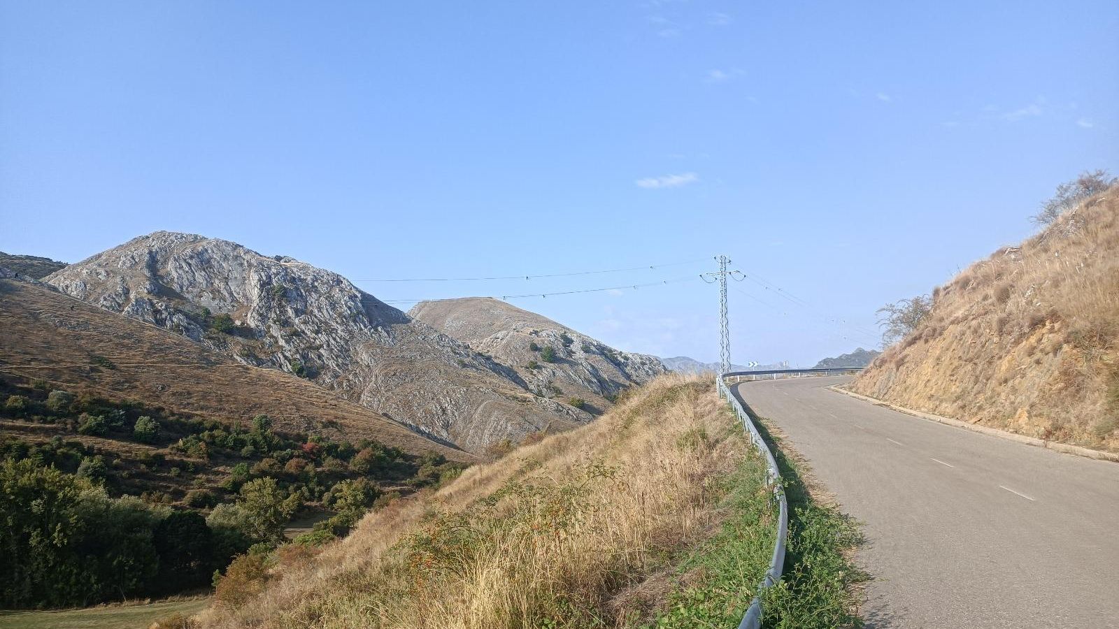 Alcanzar esta carretera puede que no sea fácil por los matorrales.