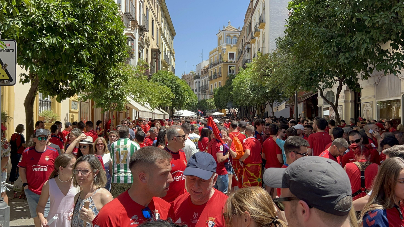 Búscate en la galería gráfica de las aficiones de Osasuna y Real Madrid en Sevilla
