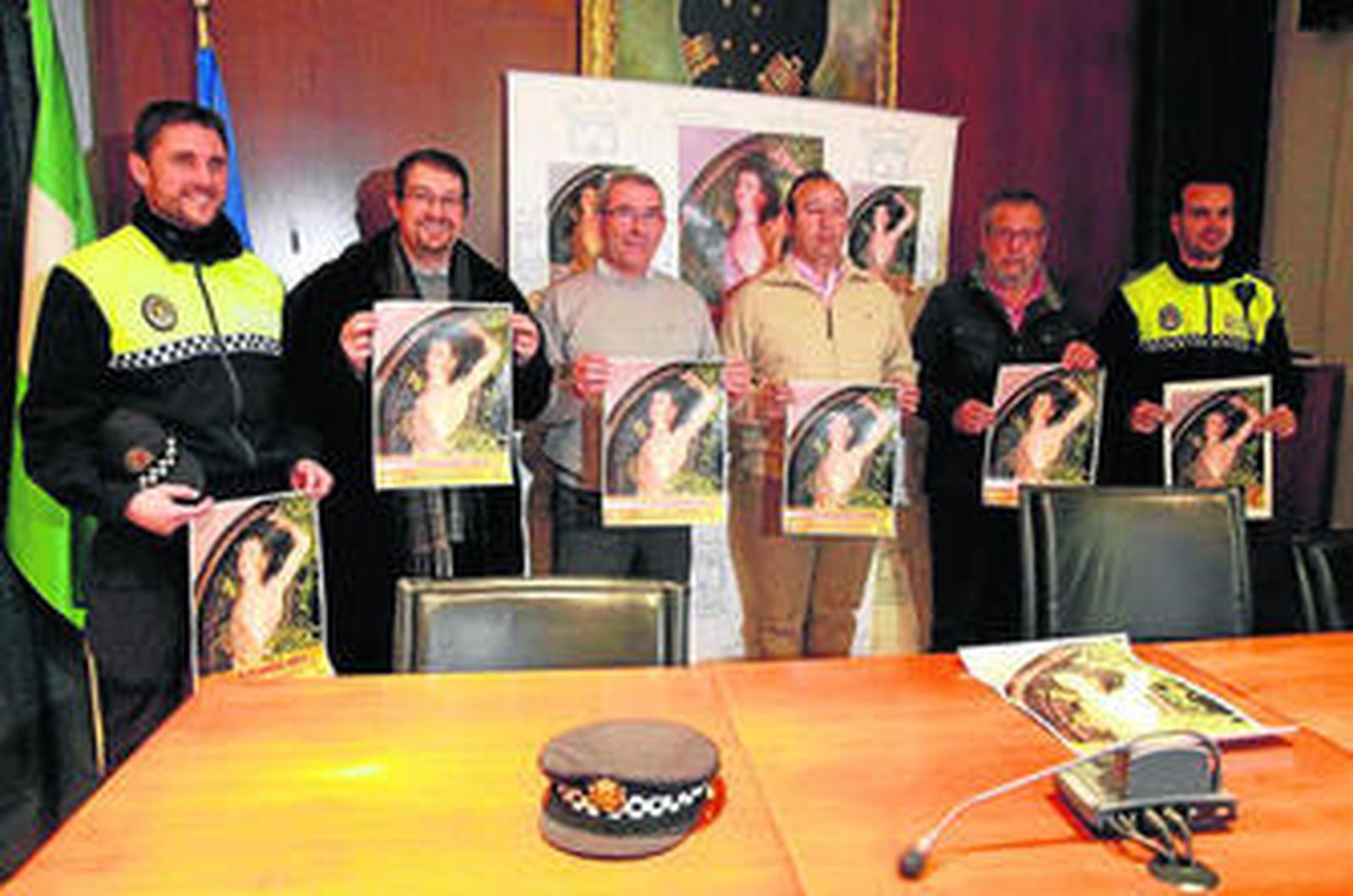 Hermano mayor, concejales y policías locales presentaron el cartel anunciador de las fiestas.