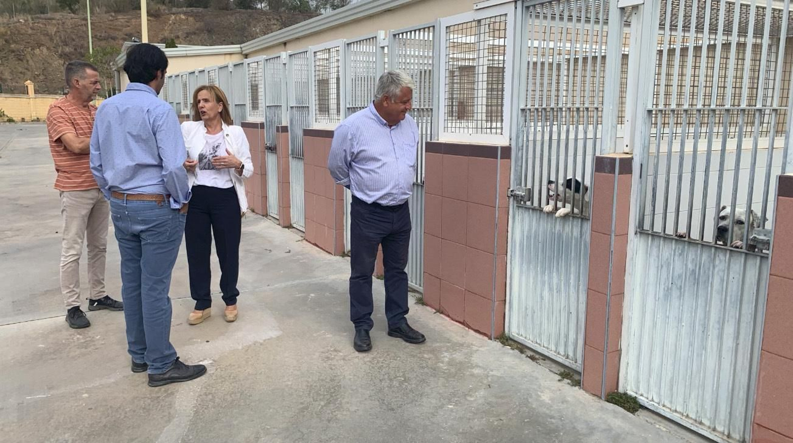 Begoña Medina y Salvador Trujillo visitando el Centro de Protección Animal Begoña Medina y Salvador Trujillo visitando el Centro de Protección Animal