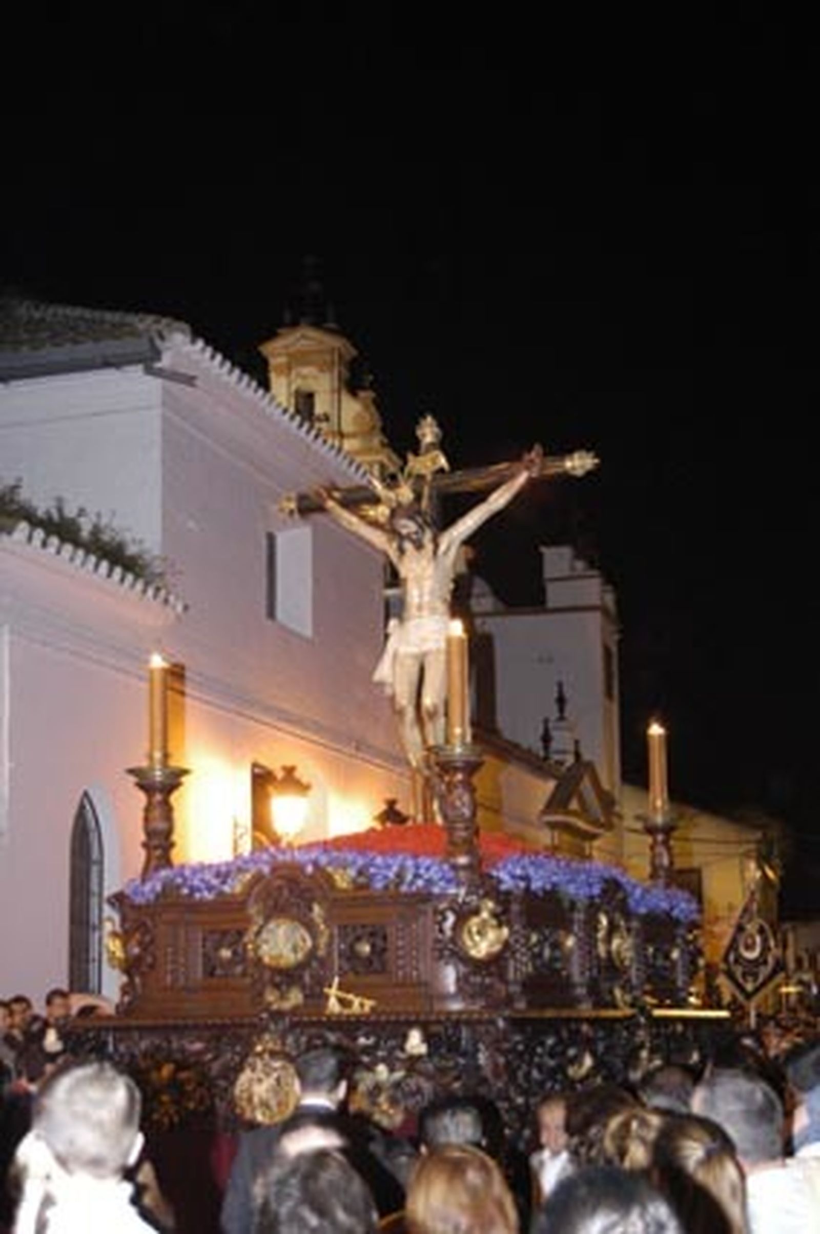 Unos 250 nazarenos acompañan a la Sacramental de Espartinas
