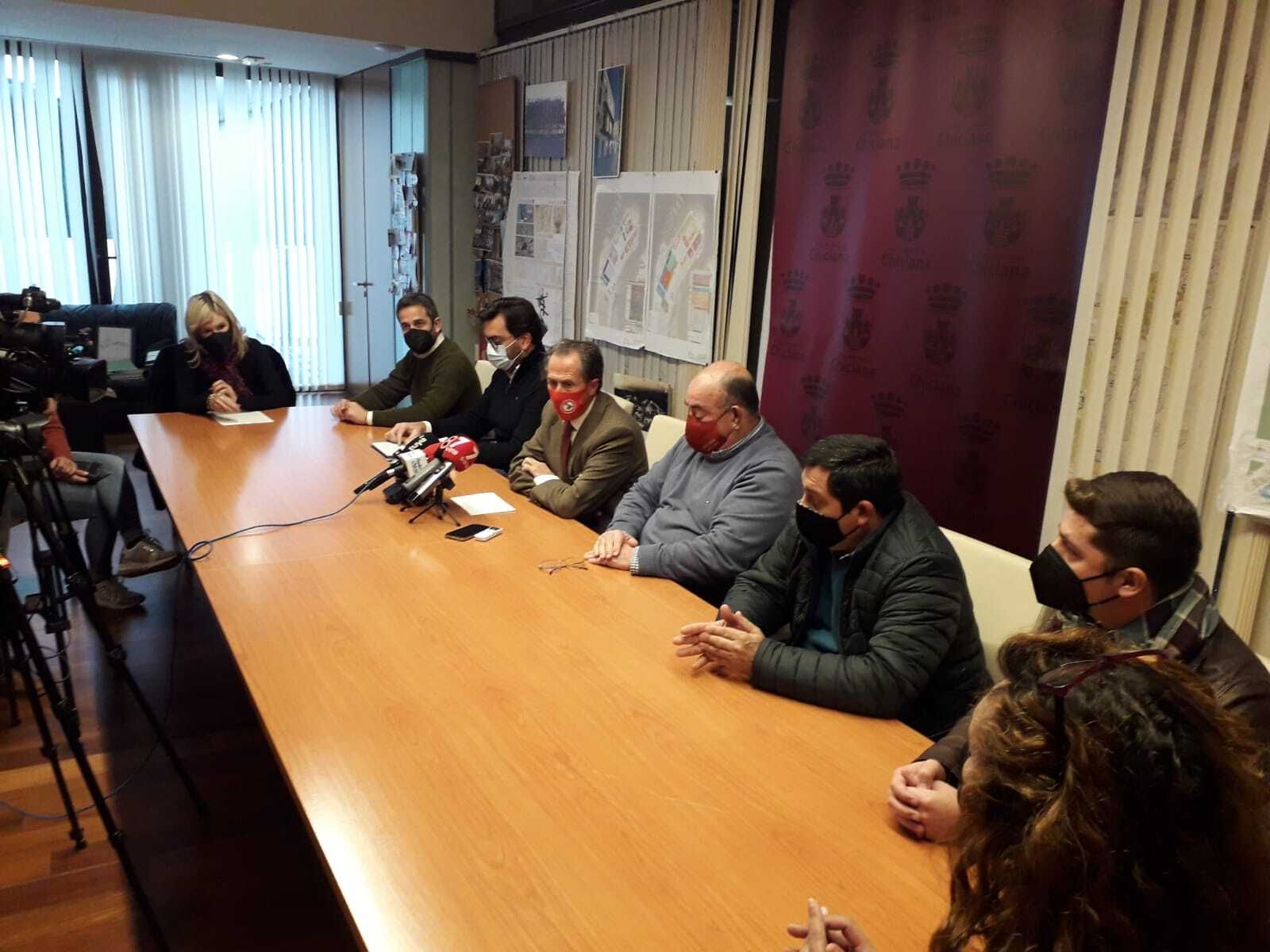 El alcalde junto a representantes del comercio y la hostelería durante el balance de las fiestas navideñas.