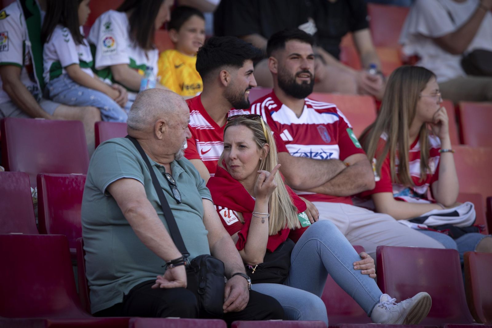 Encuéntrate en la grada de Los Cármenes en el partido del Granada CF-Elche