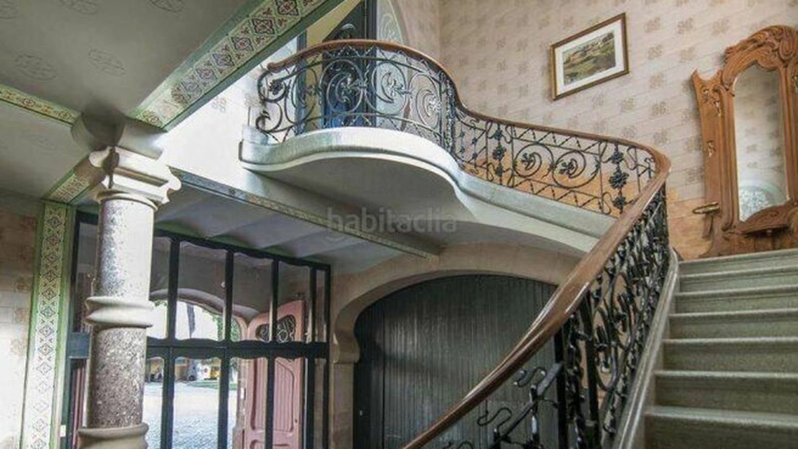 Escalinata en el vestíbulo.