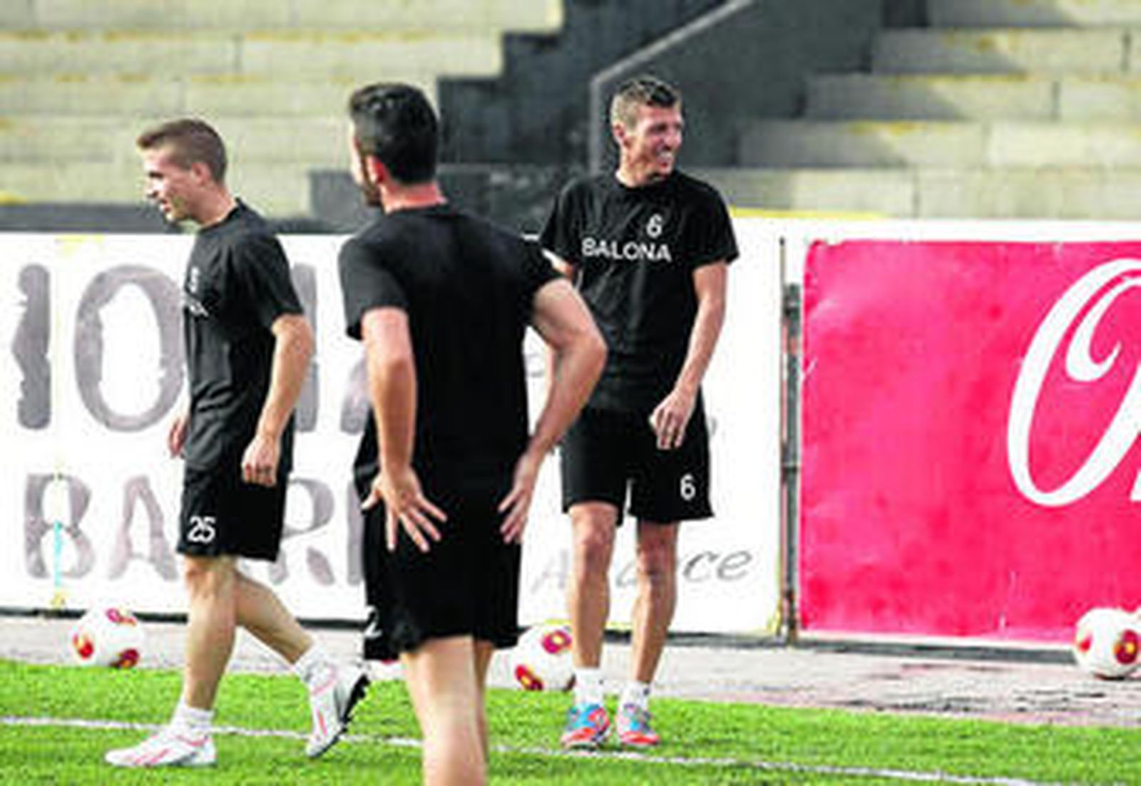 El capitán de la Balona, Ismael Chico (6), que vuelve al once, sonríe durante un entrenamiento.