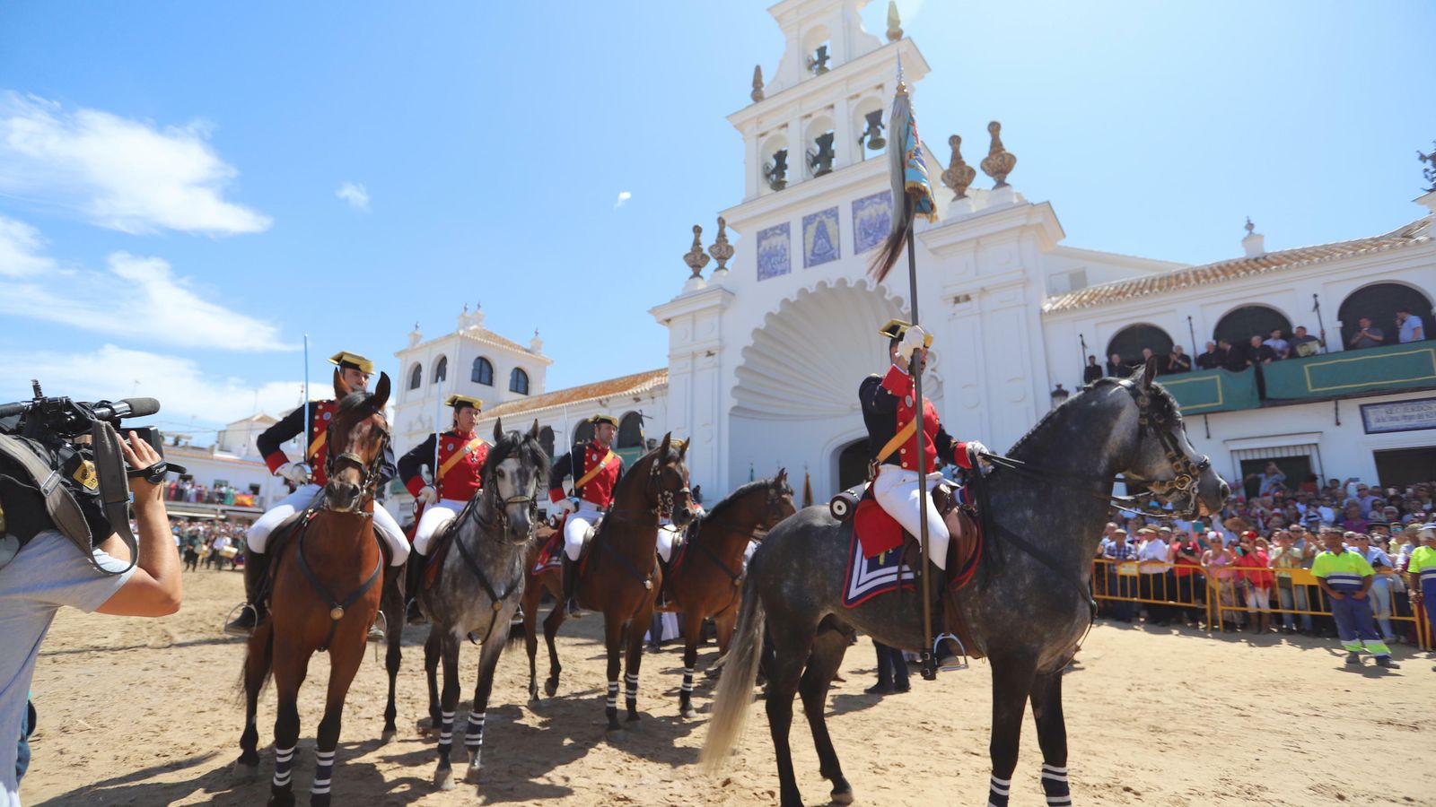 El escuadrón de caballería de la Guardia Civil desfila ante el santuario de la Blanca Paloma.