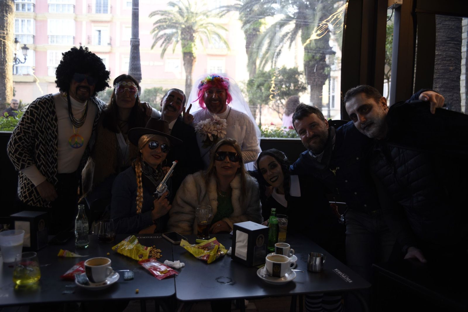 Búscate en las fotos de la fiesta en la calle del sábado en el Carnaval de la Concha Fina de La Línea