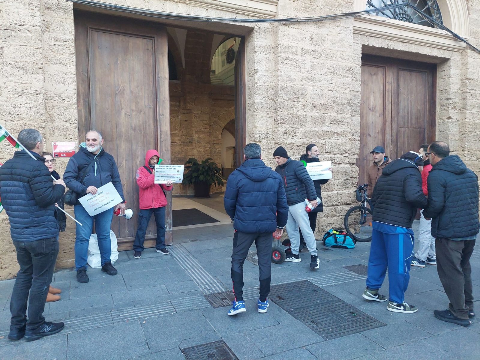 Imagen de la manifestación que estos colectivos realizaron durante el último Pleno ordinario.