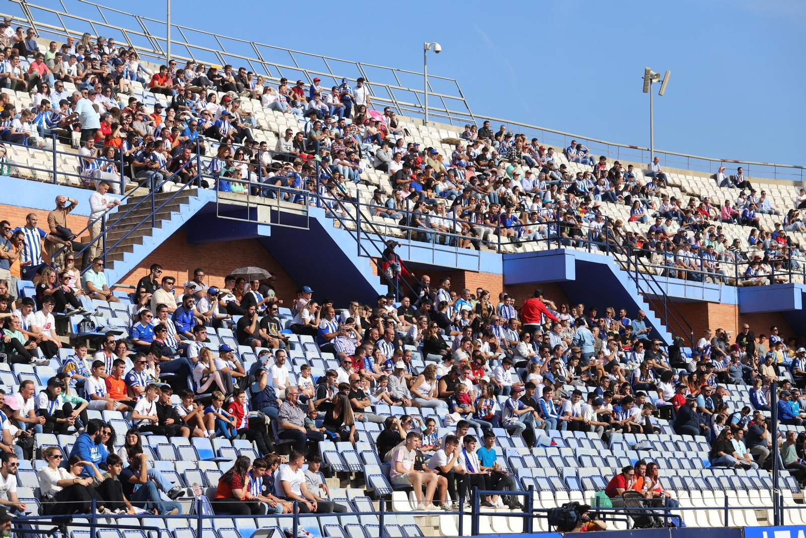 Imágenes del gran ambiente en el Nuevo Colombino para ver el  Recre-Burgos