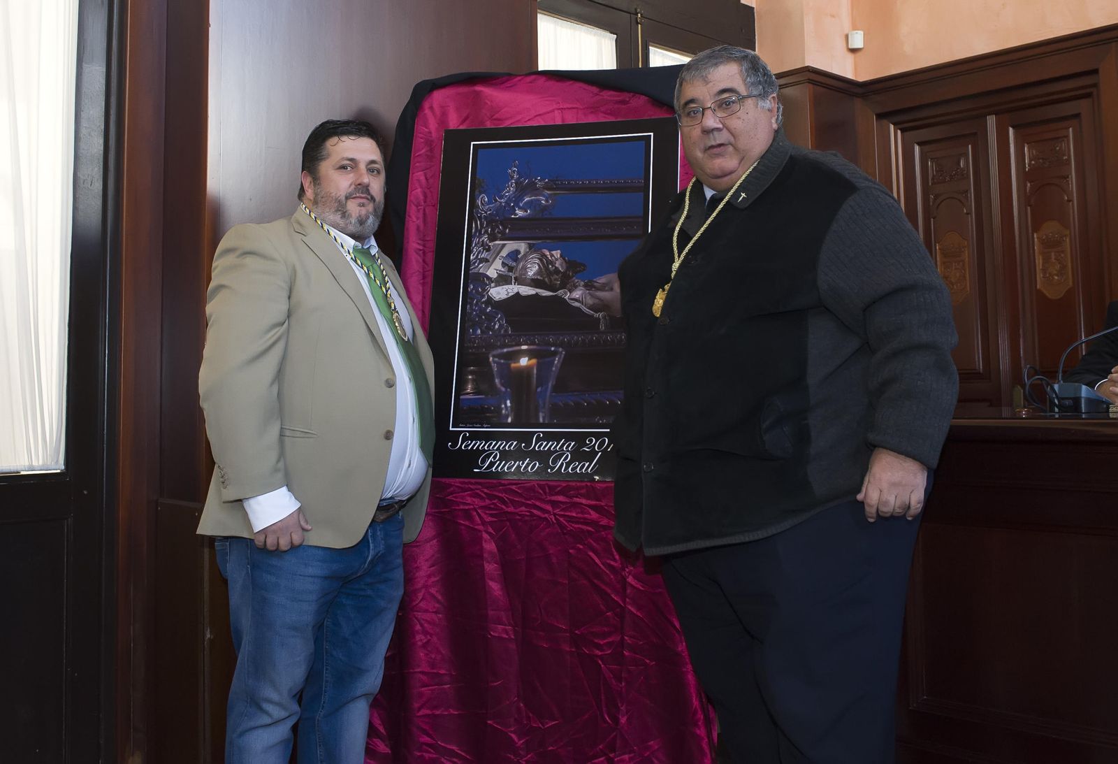 Godino y Richarte, junto a la imagen que anuncia la Semana Santa