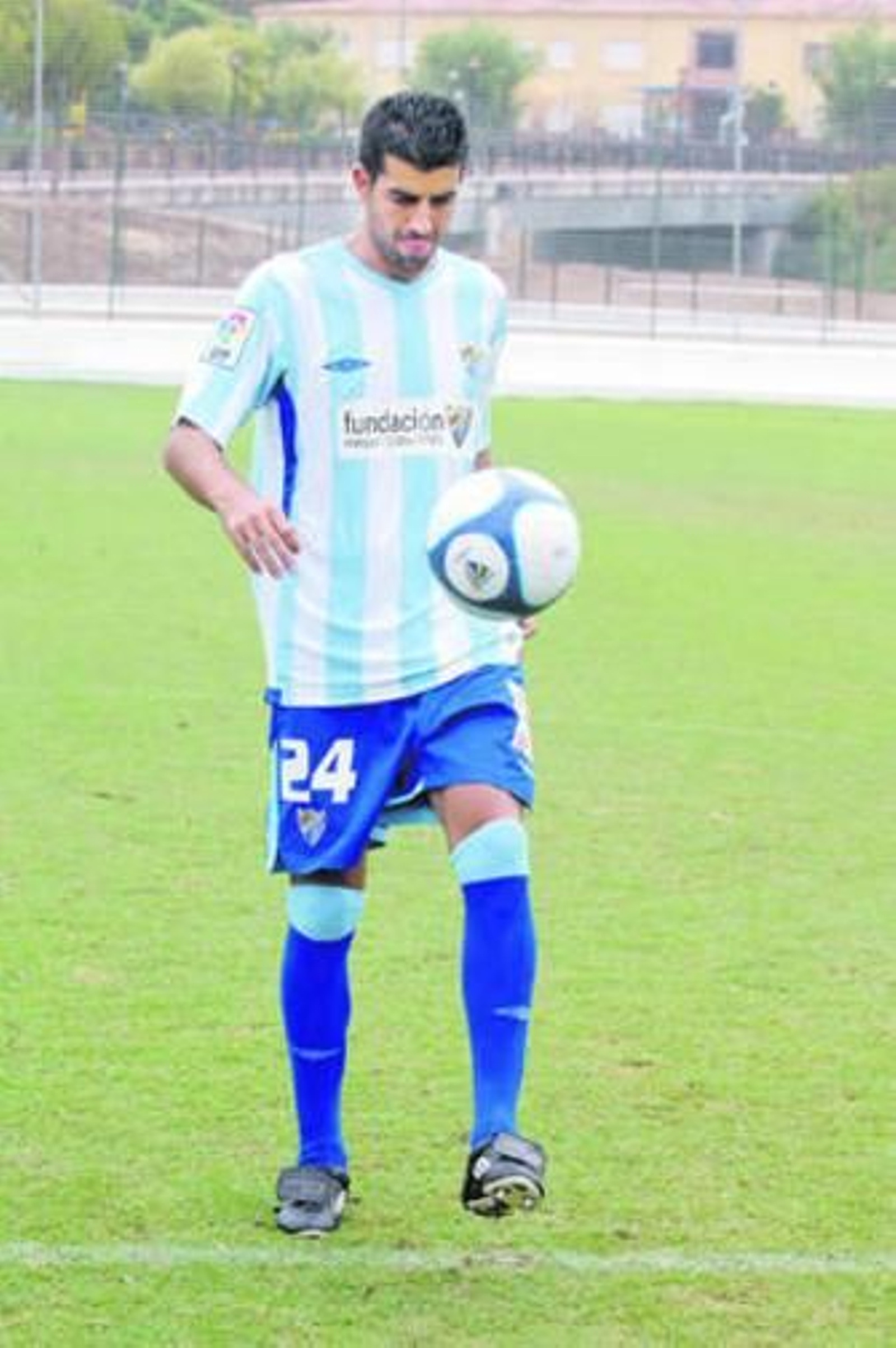 Juanito juguetea con el balón en el campo local de Benahavís.