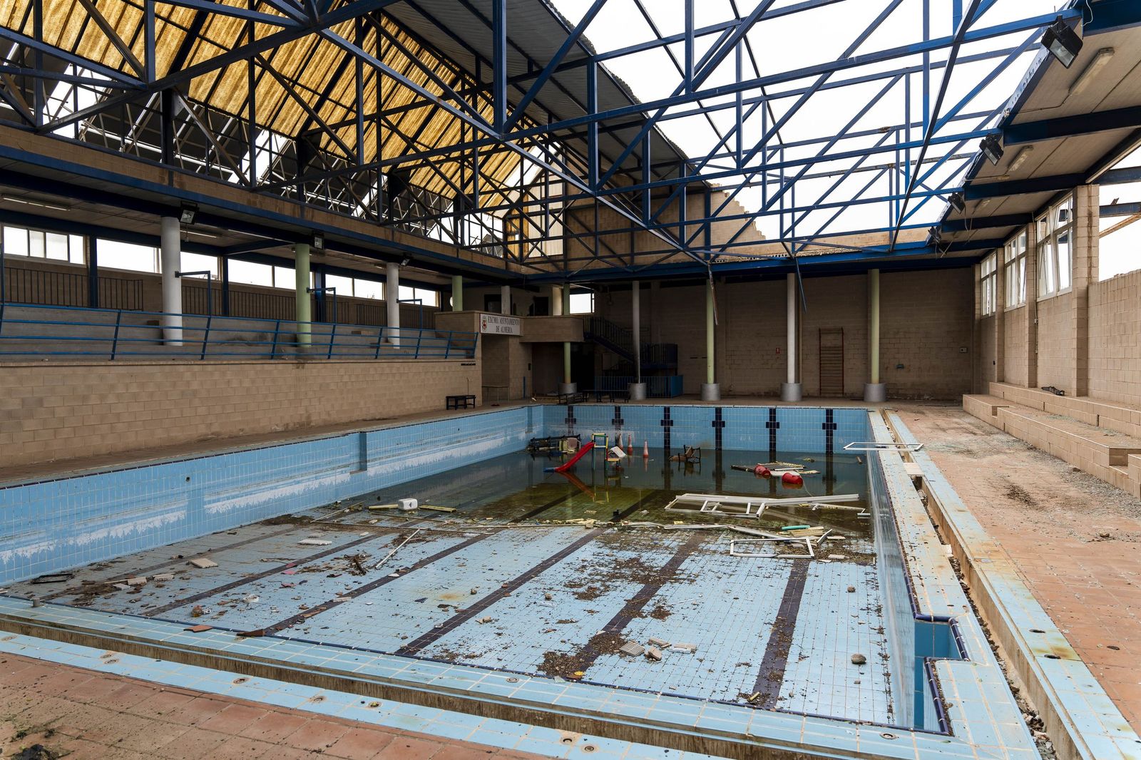 Las pistas deportivas y piscina de Costacabana, en imágenes