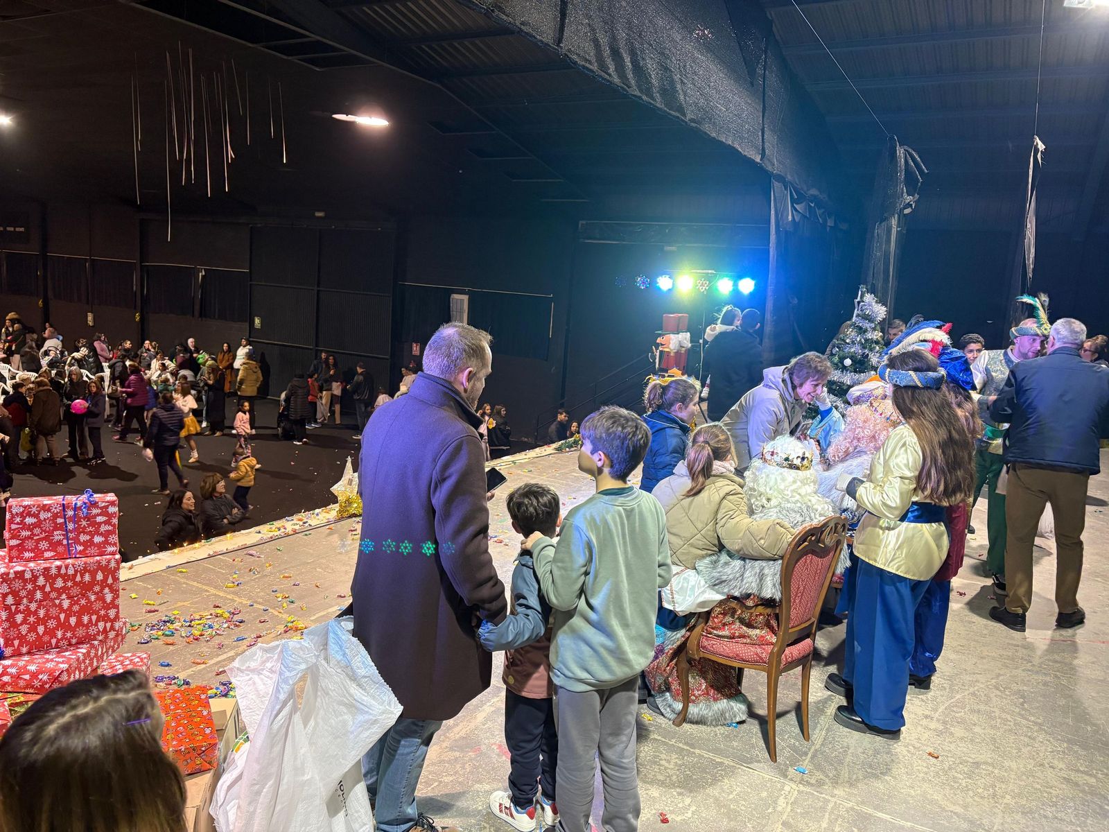 Magia y espectáculo se citan en la cabalgata más "diferente" de Olula del Río, en imágenes