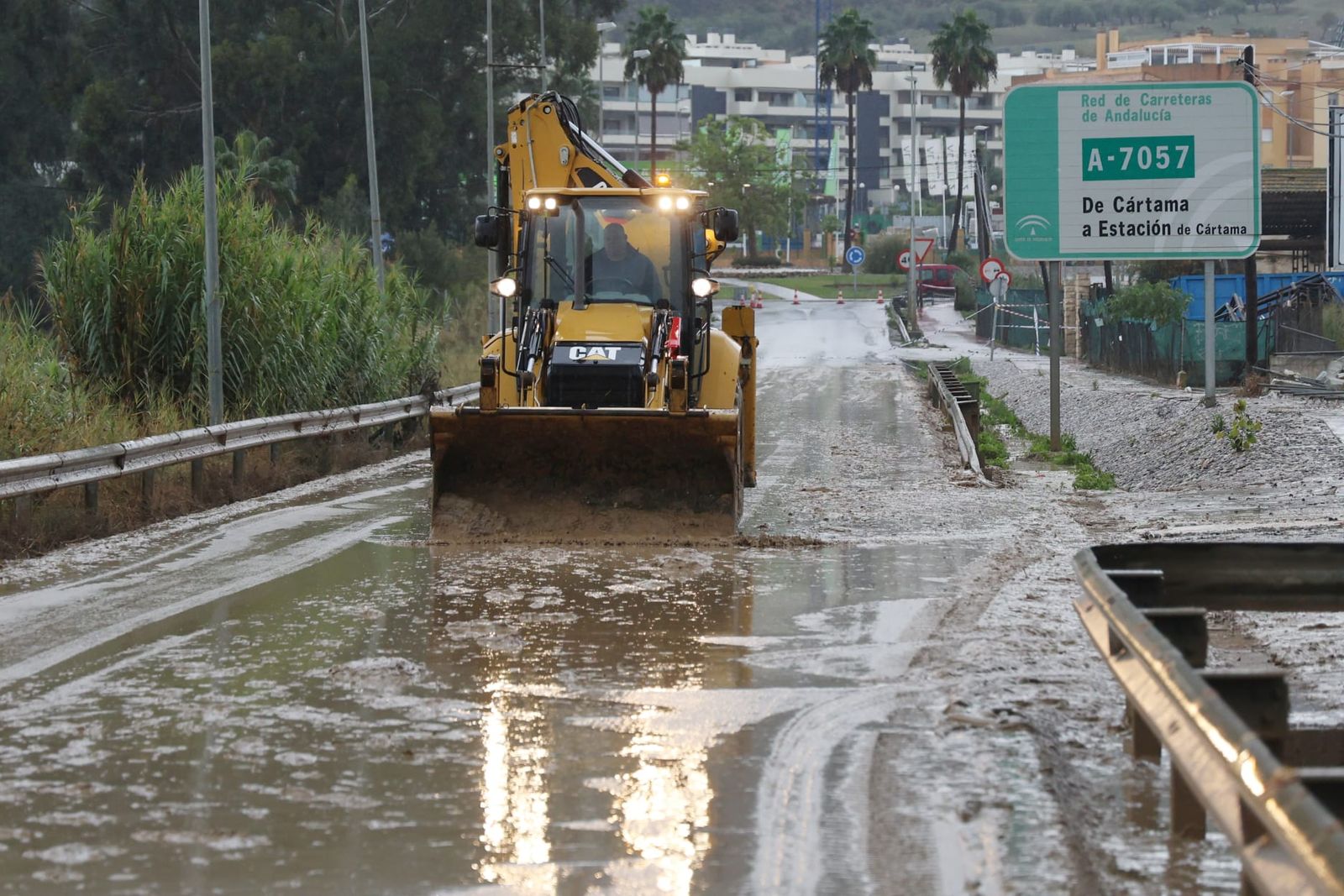Carretera de Cártama cortada por el desbordamiendo del río Guadalhorce